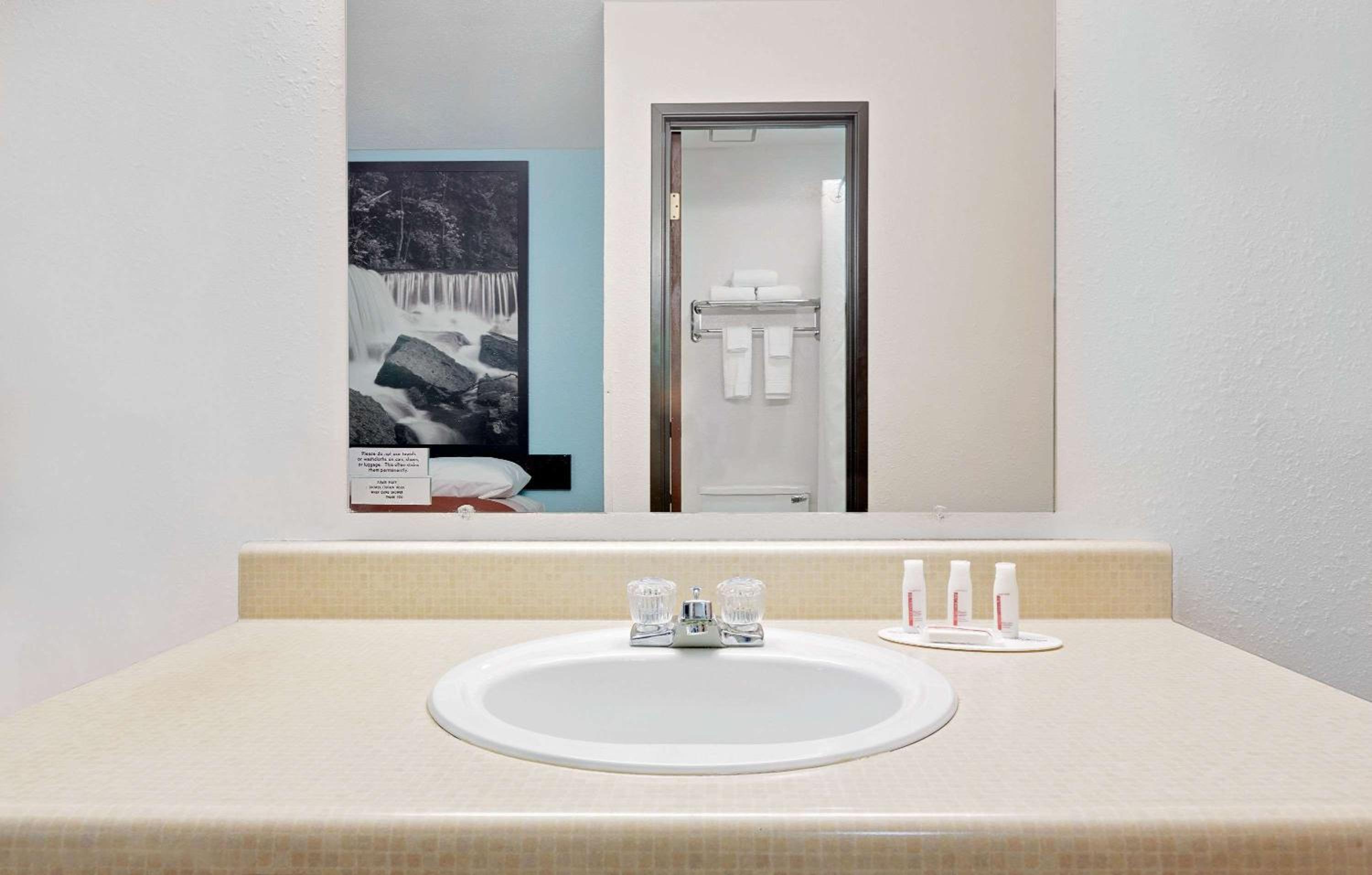 King Room - Disability Access/Non-Smoking - Photo 4