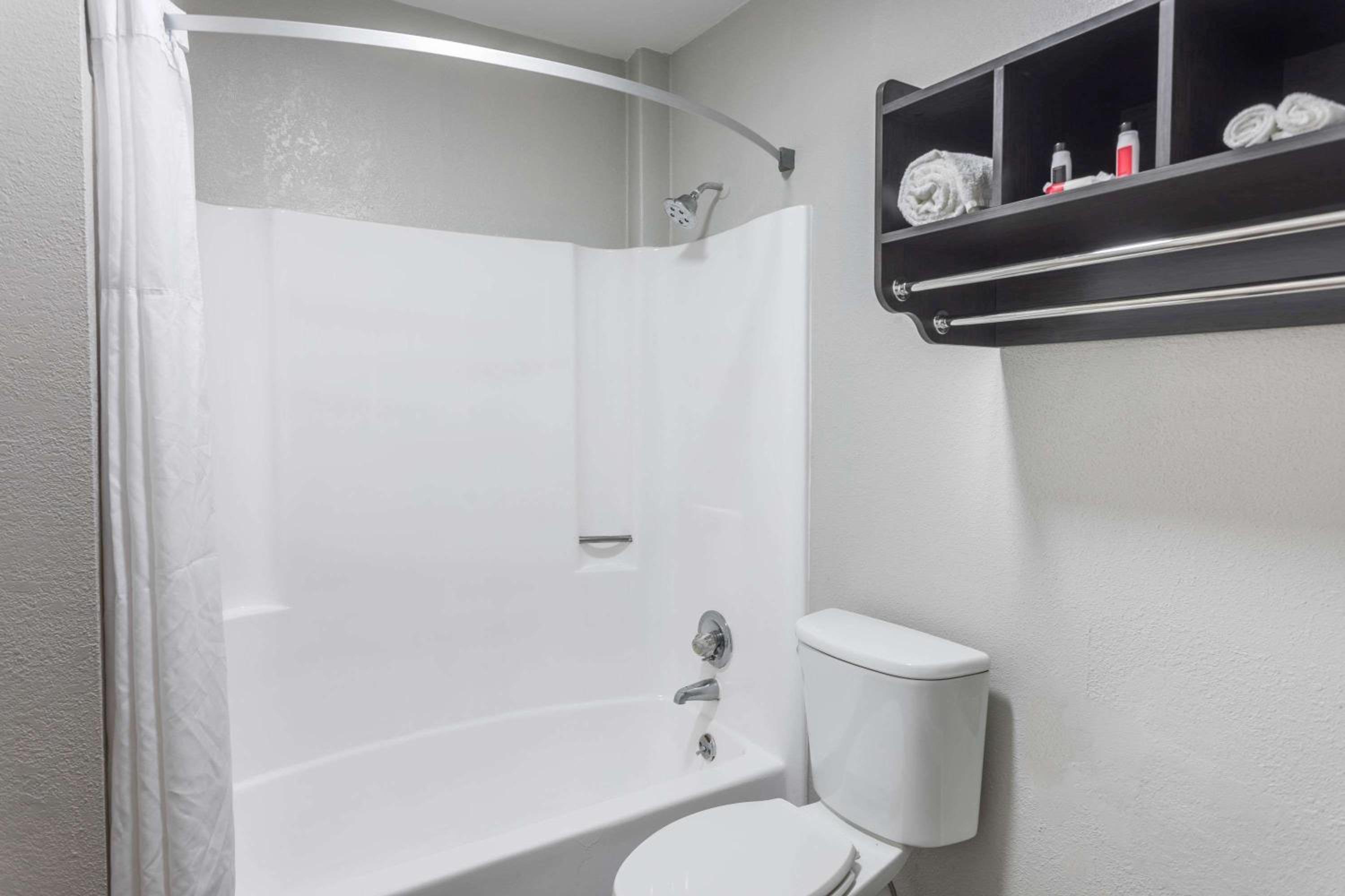 King Room - Non-Smoking - Photo 4