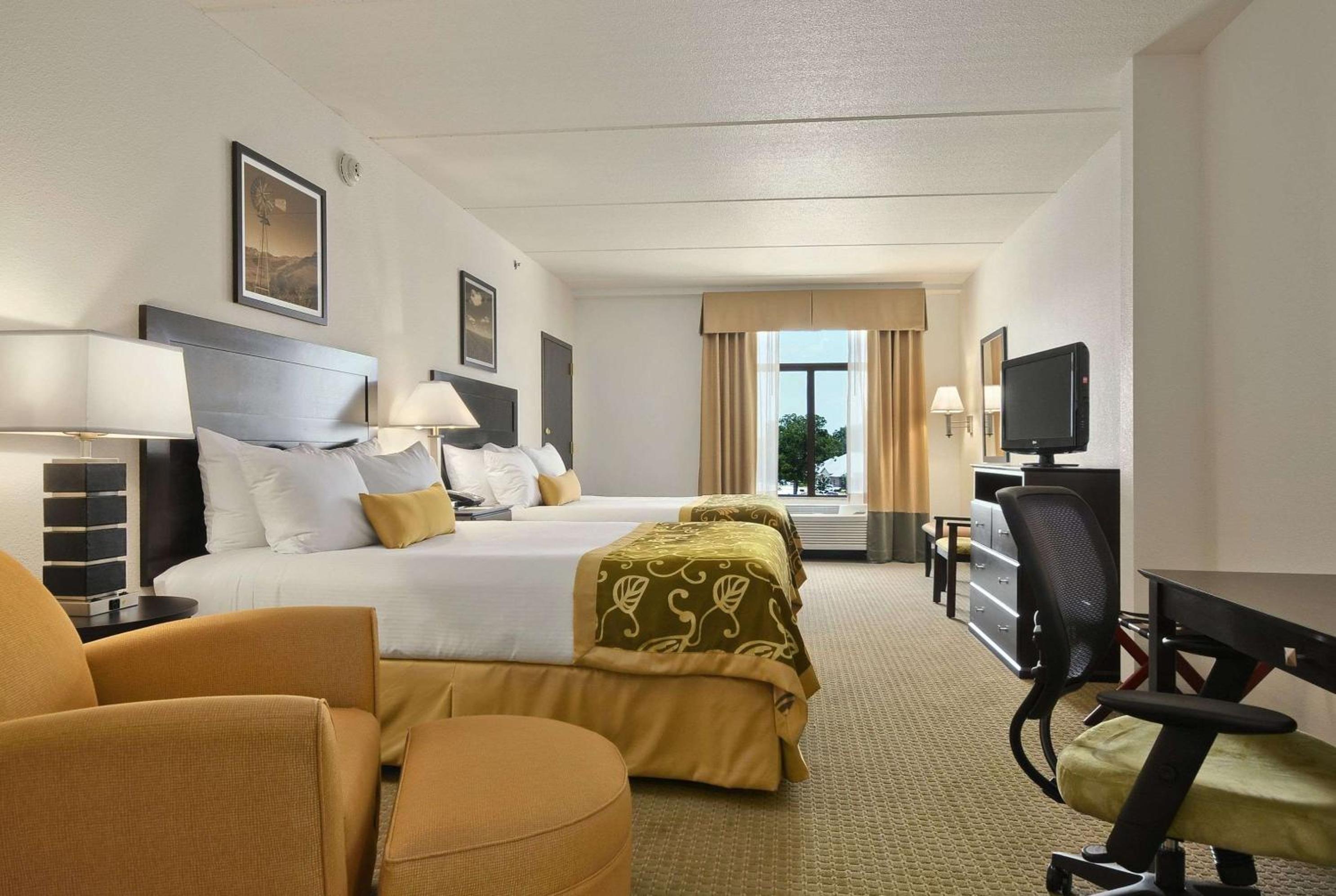 Queen Room With Two Queen Beds - Non-Smoking - Photo 3
