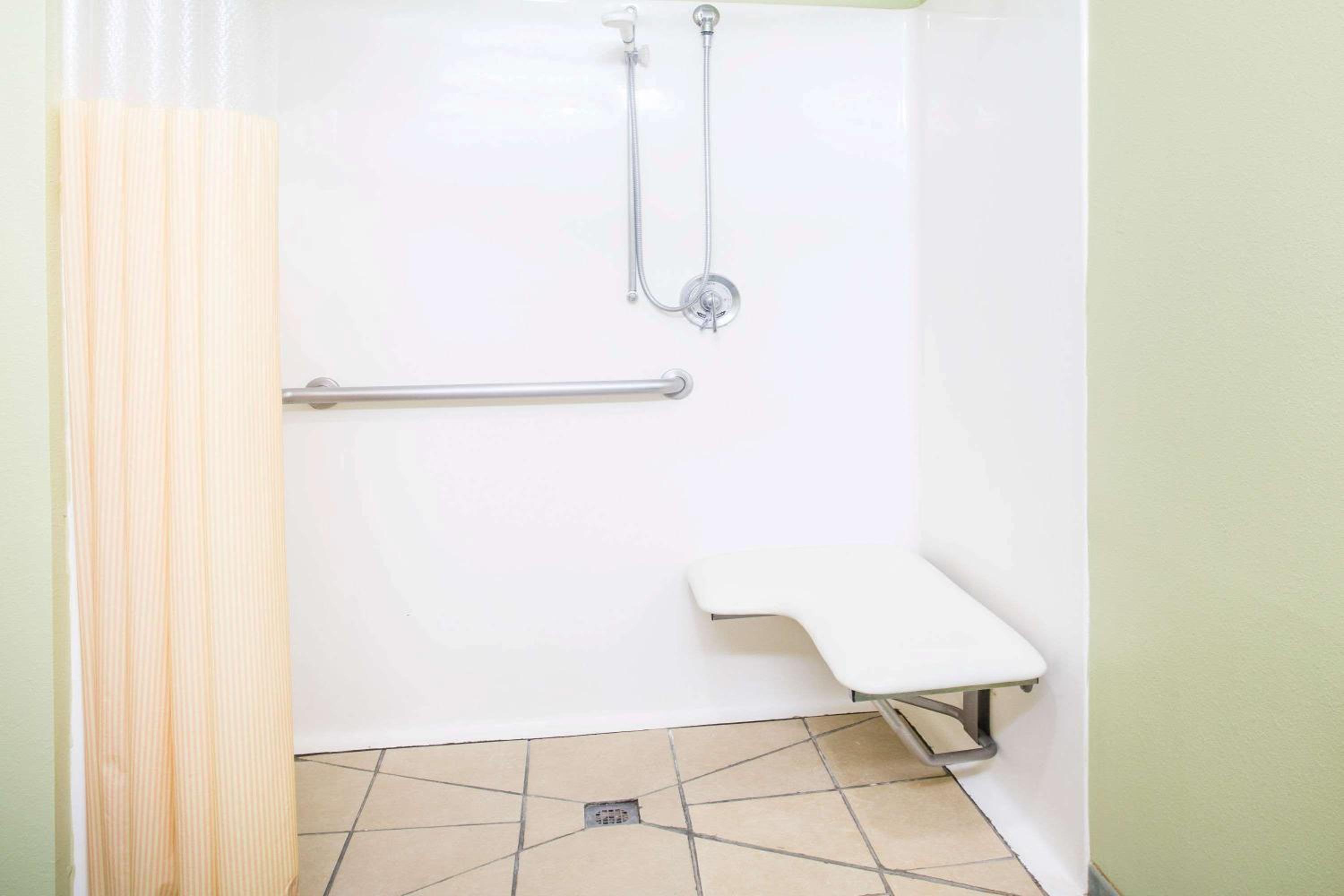 King Room - Disability Access/Non-Smoking - Photo 7