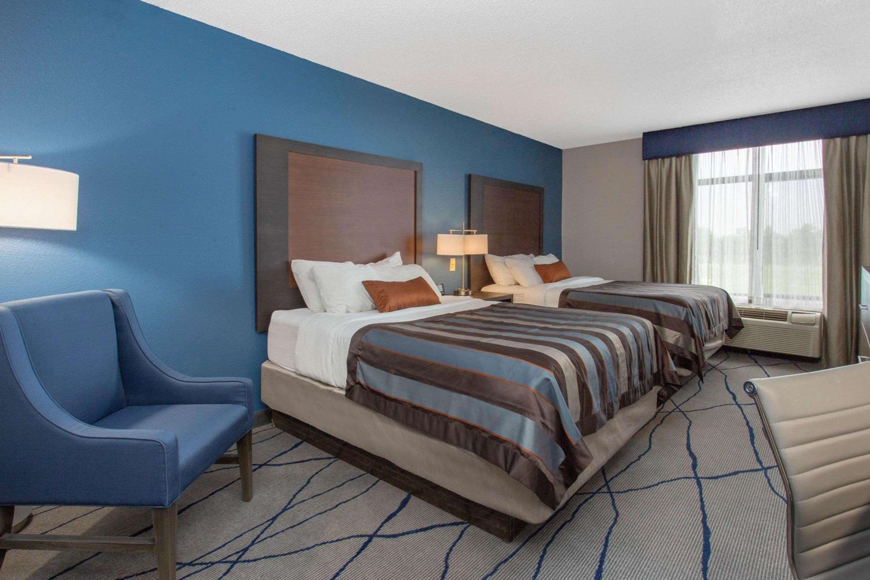 Queen Room with Two Queen Beds - Non-Smoking - Photo 5