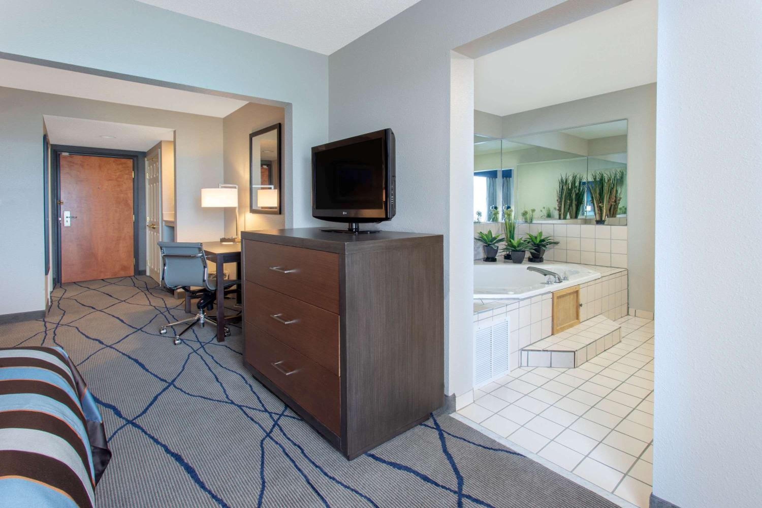 Deluxe King Room - Non-Smoking - Photo 10