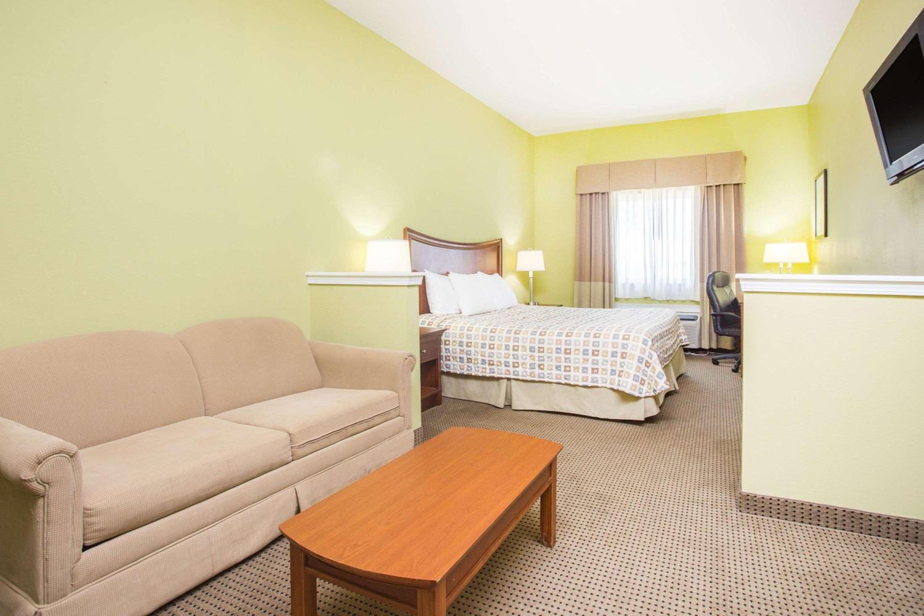 Studio King Suite - Non-Smoking - Photo 4