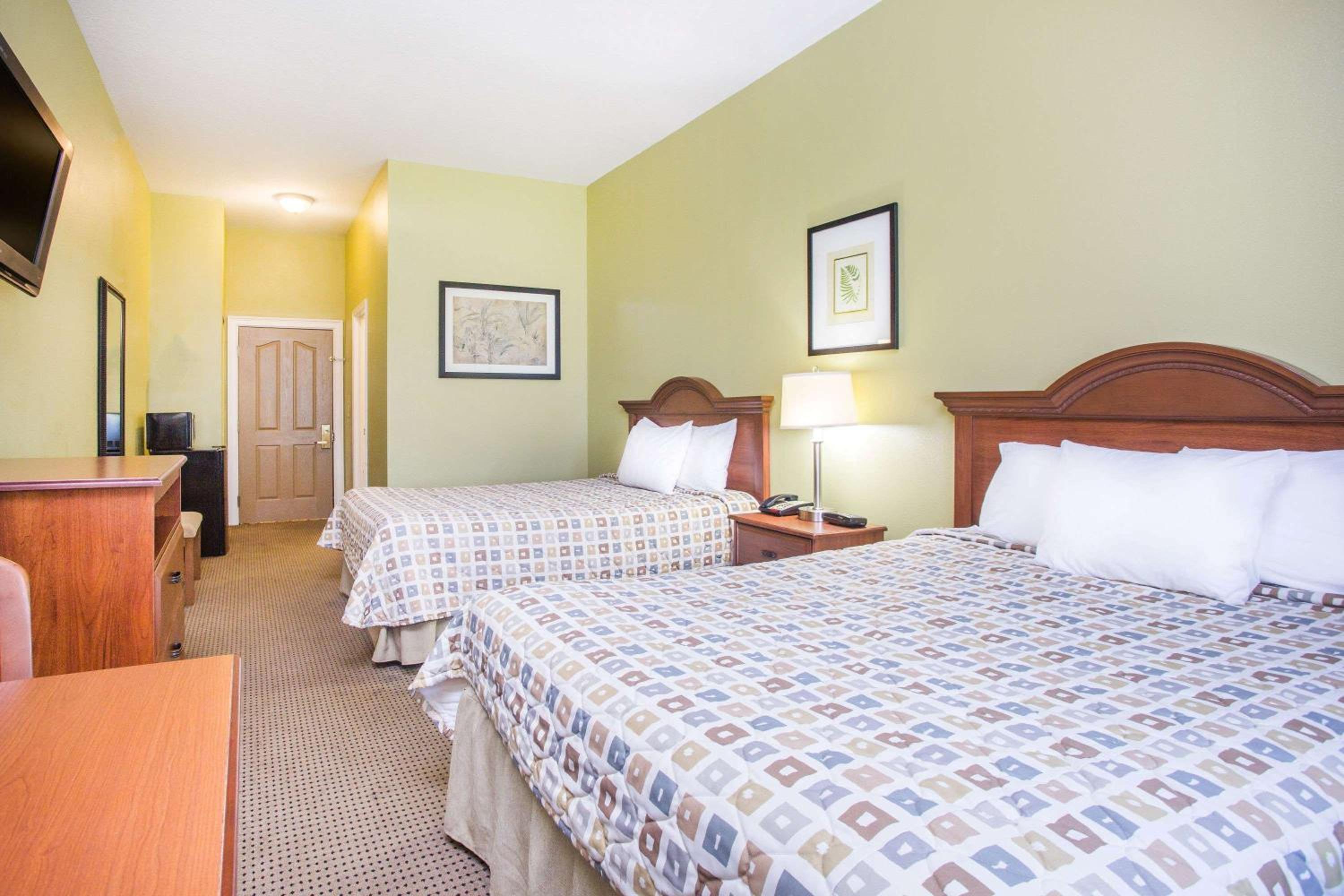 Queen Room with Two Queen Beds - Non-Smoking - Photo 1