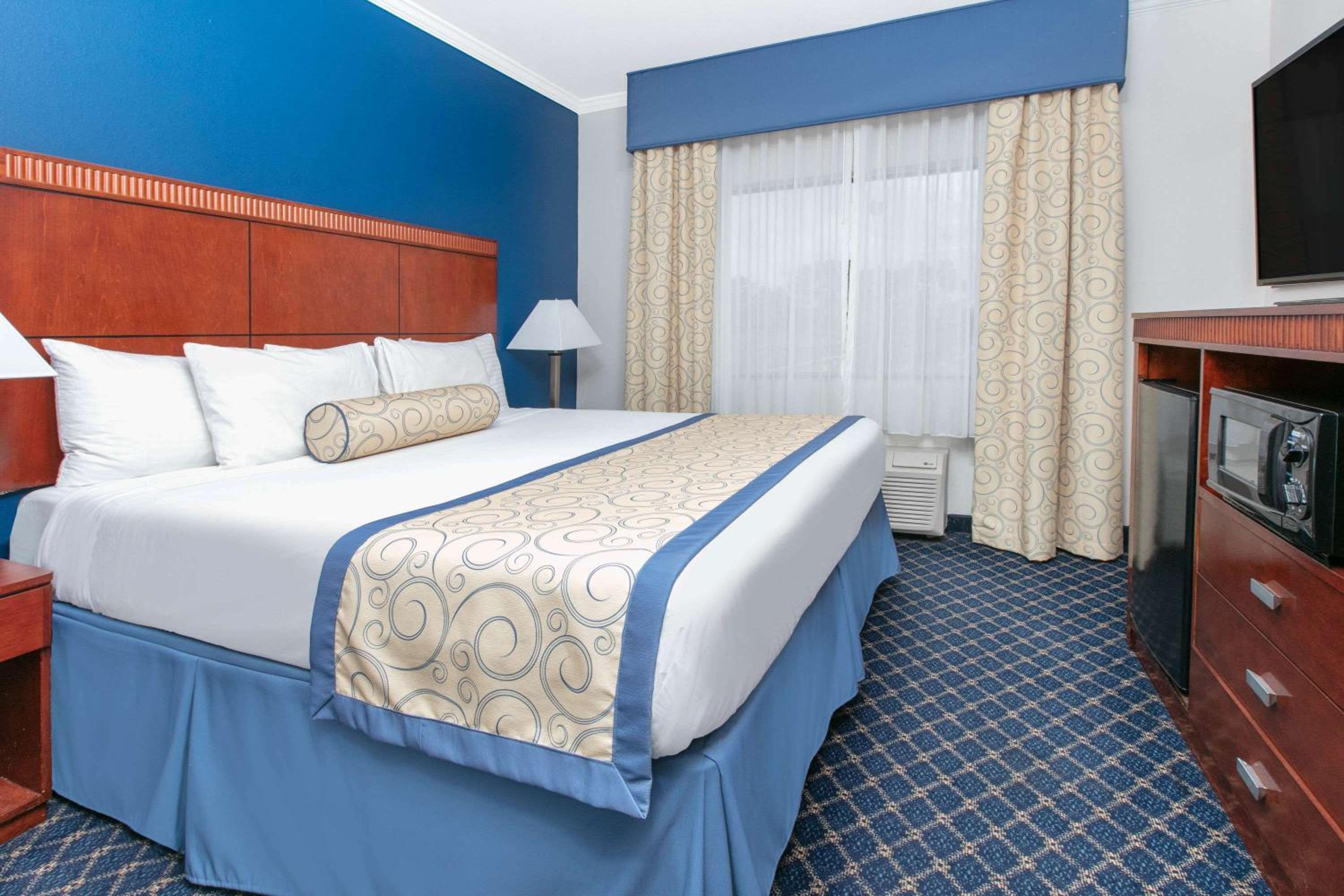 King Studio Suite with Jetted Tub - Non-Smoking - Photo 1