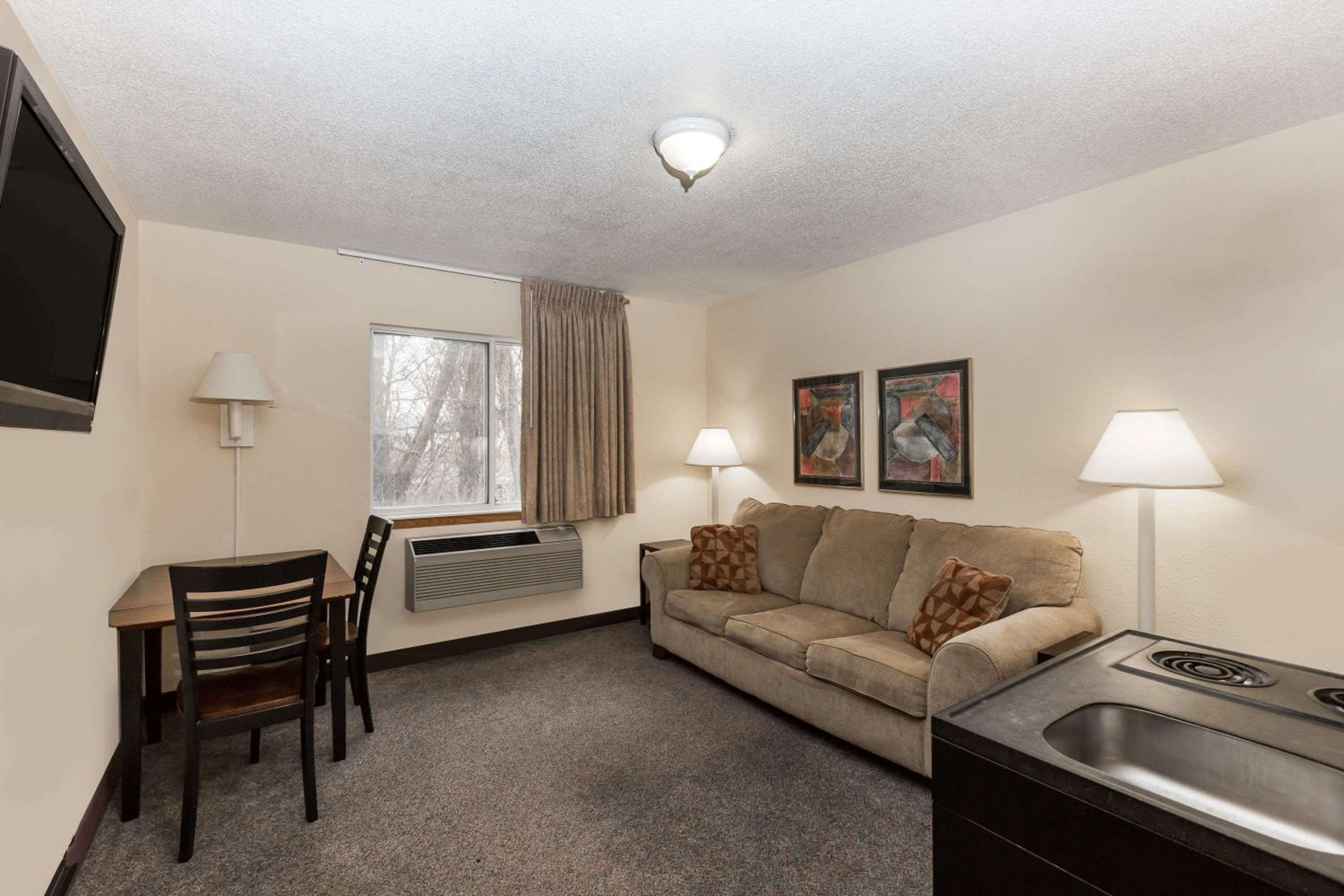 Studio Suite with Two Queen Beds - Non-Smoking photo 2