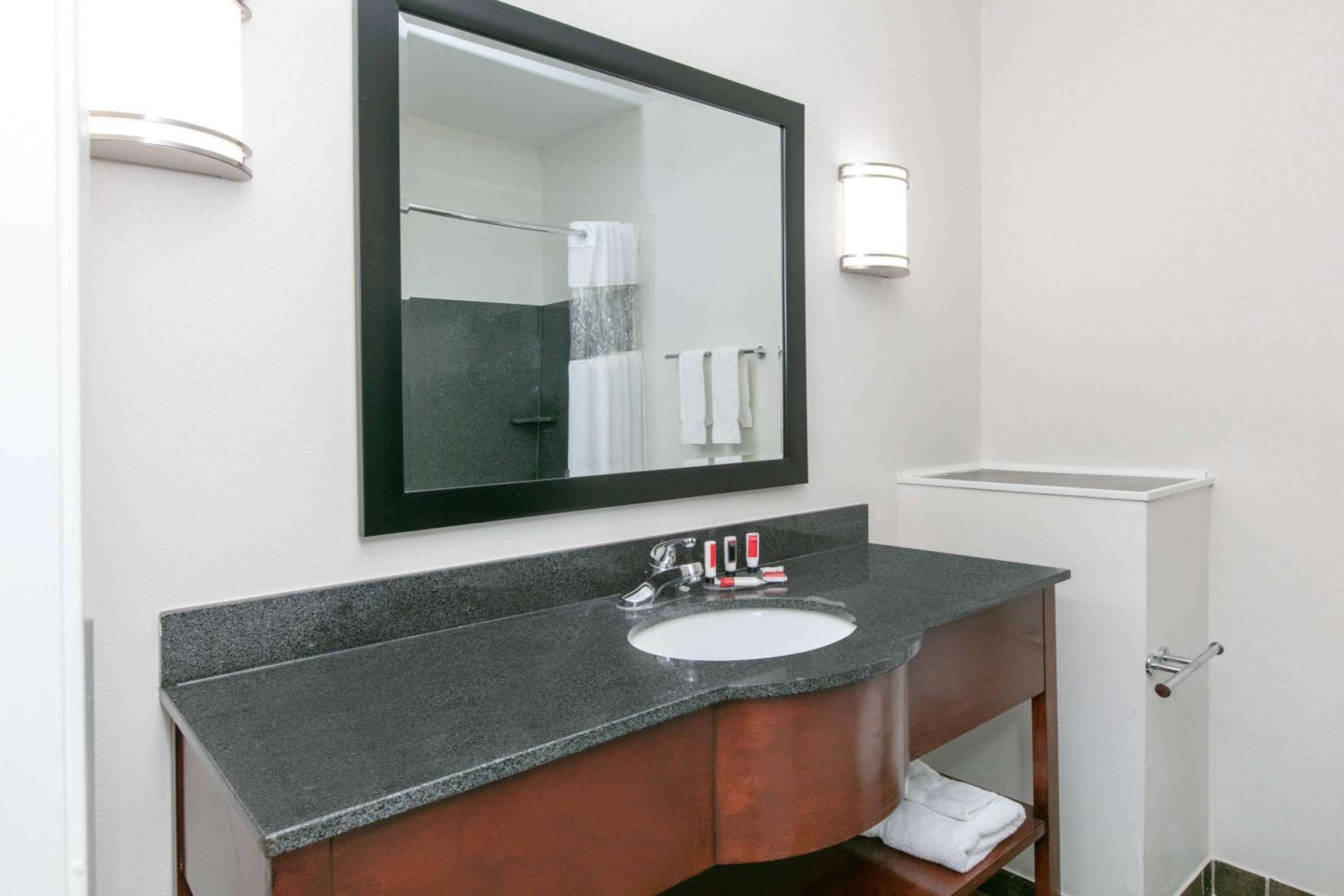 King Room - Non-Smoking - Photo 2
