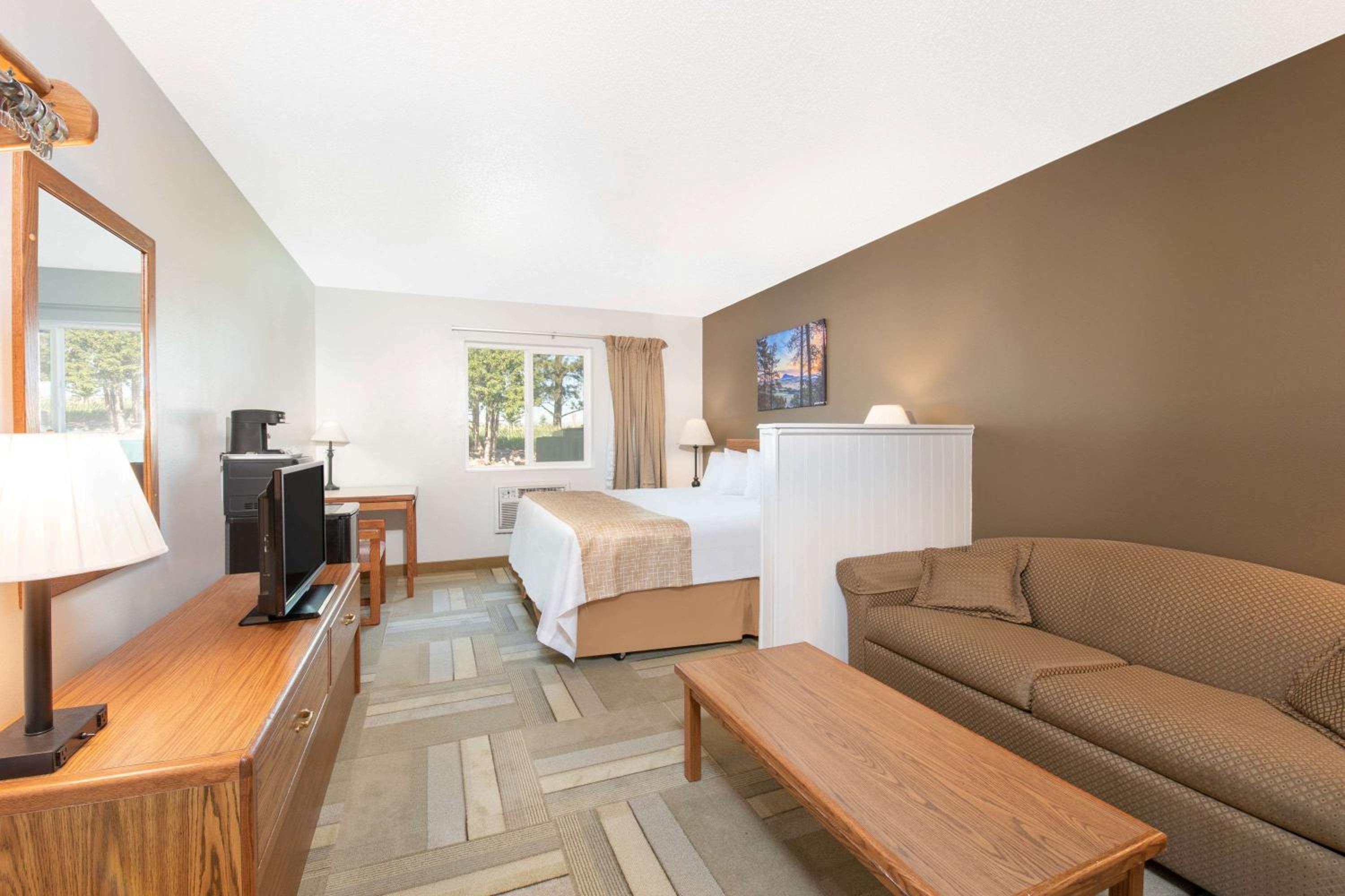 King Suite - Non-Smoking - Photo 3