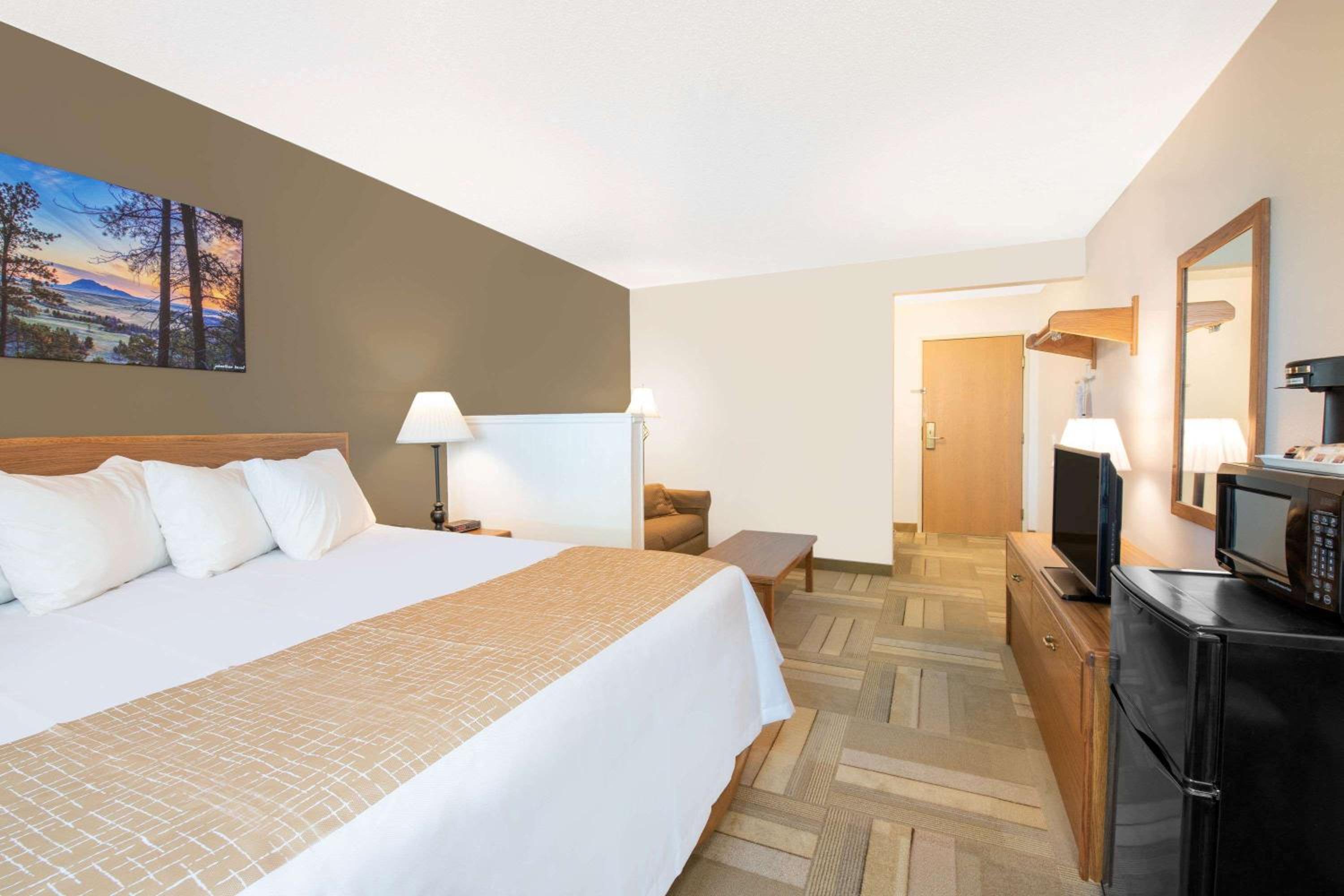 King Suite - Non-Smoking - Photo 4