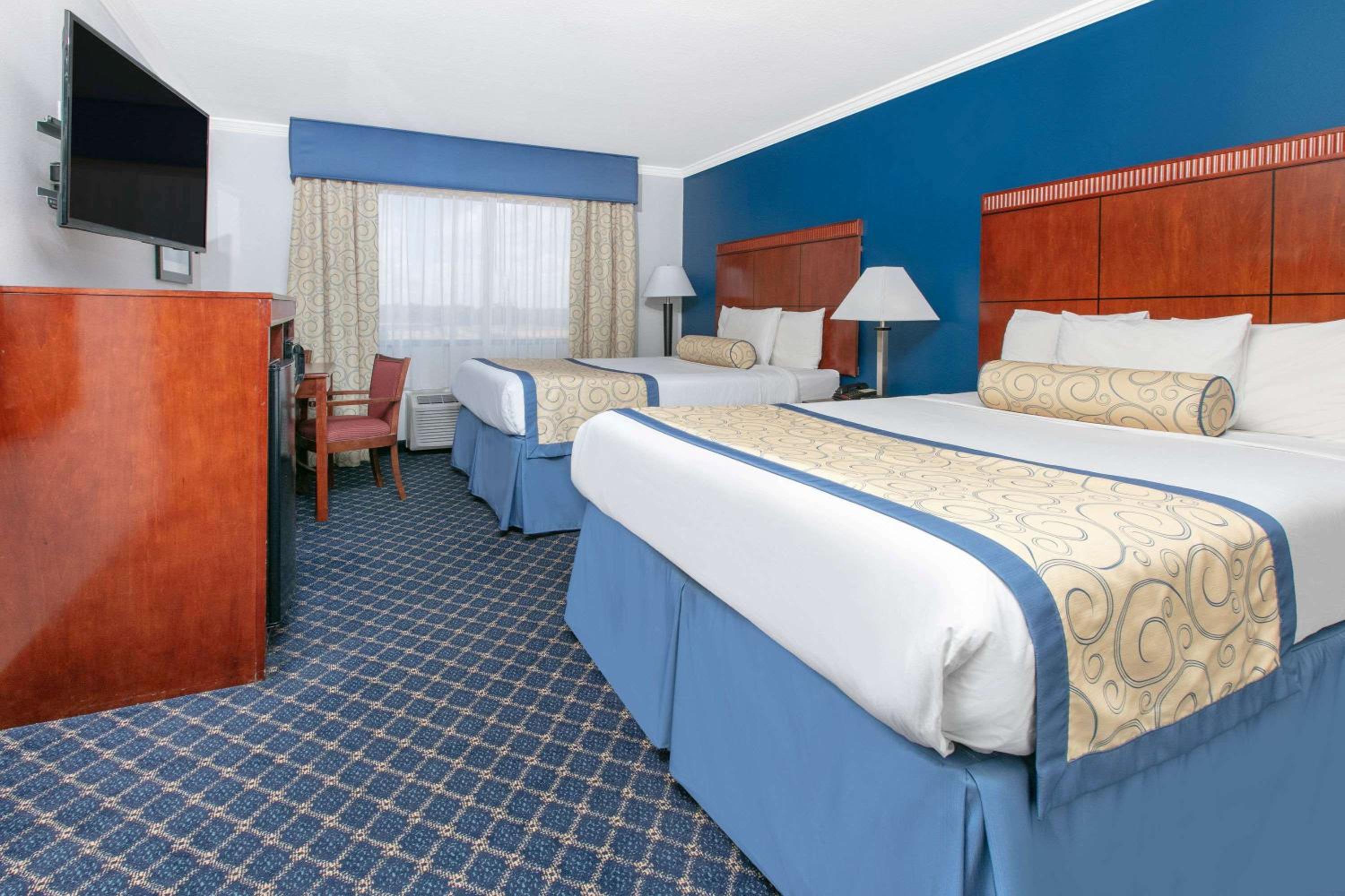 Queen Room with Two Queen Beds - Non-Smoking - Photo 1