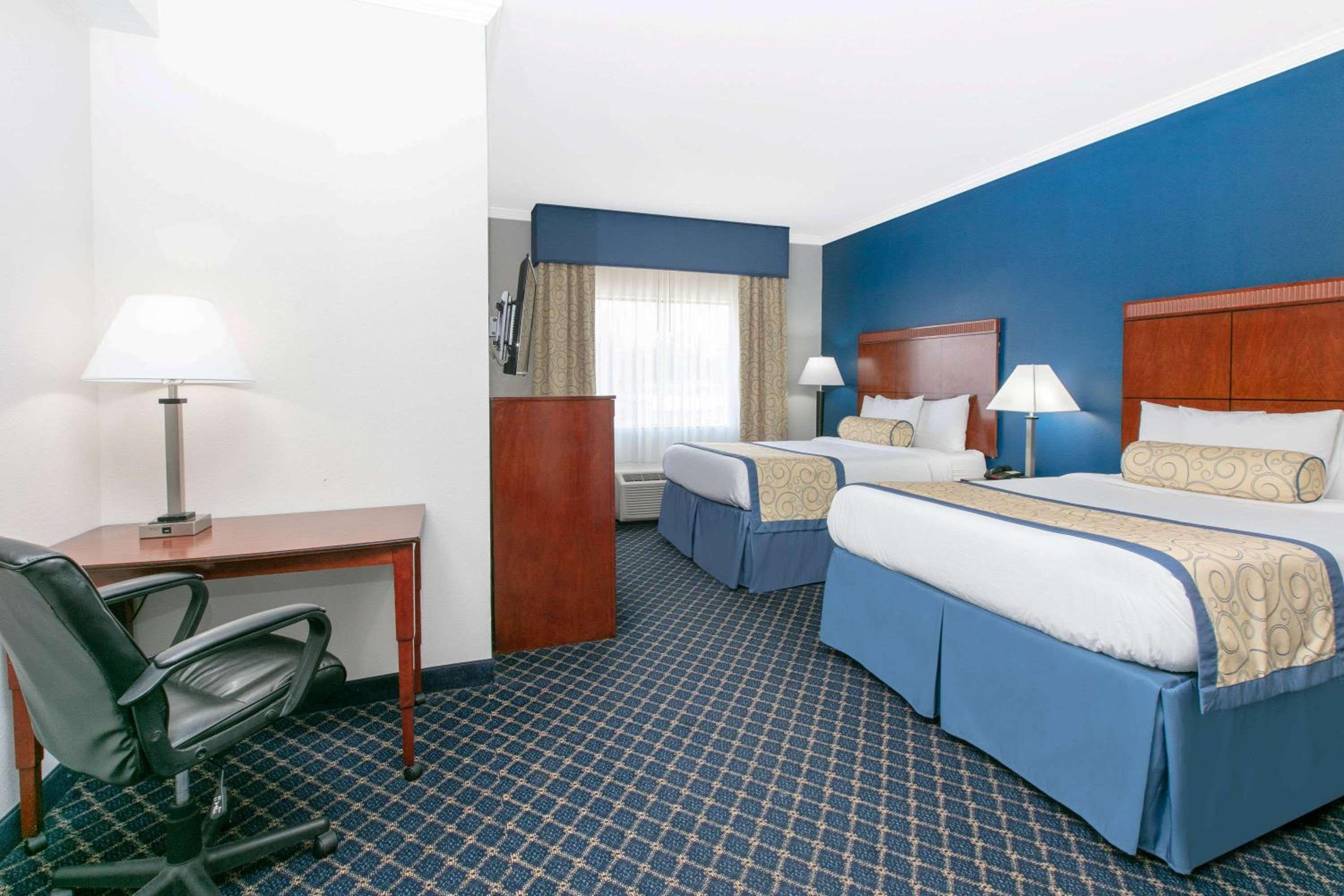 Apartment Studio Suite with Three Queen Beds - Non-Smoking - Photo 1