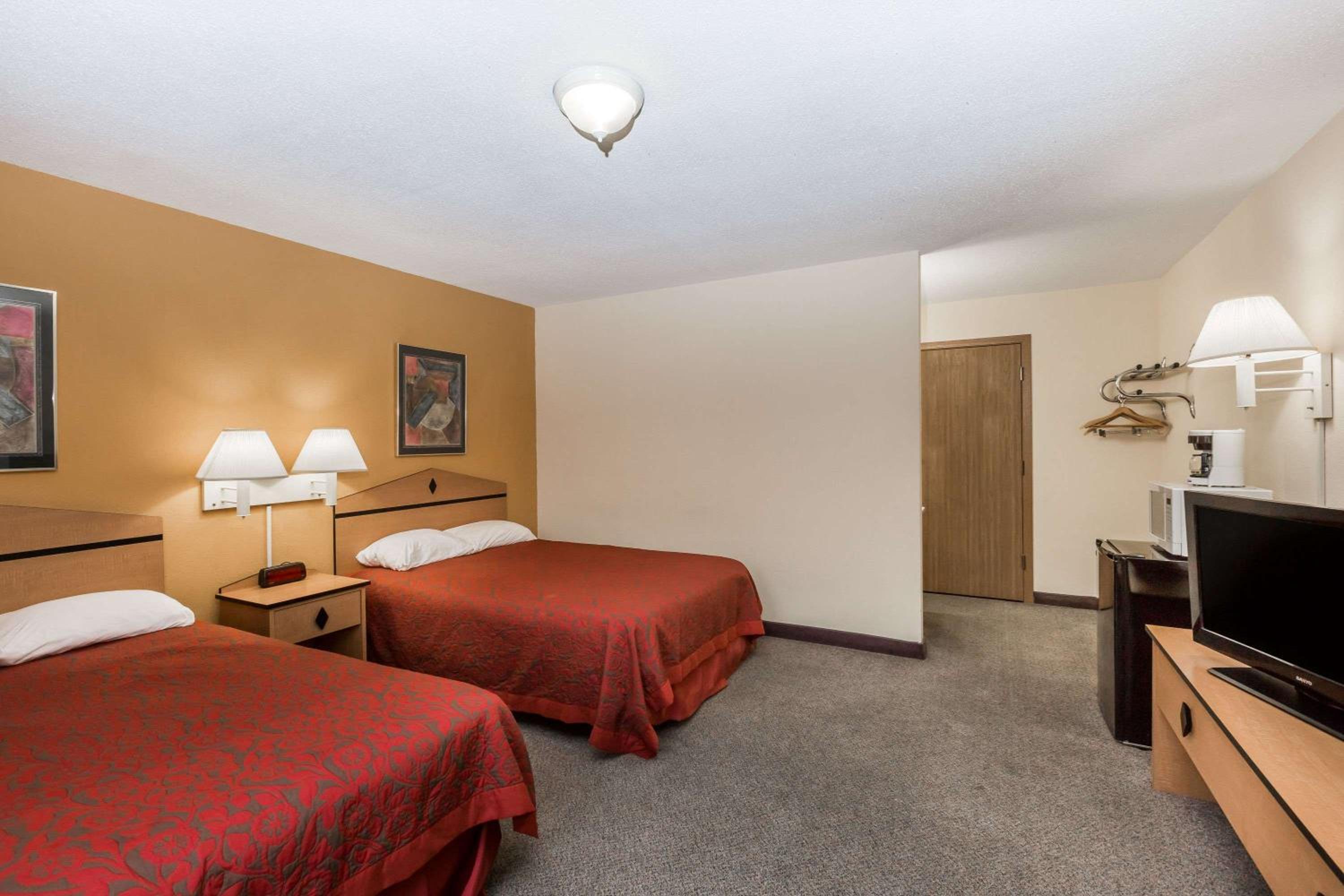 Queen Room with Two Queen Beds - Non-Smoking photo 3