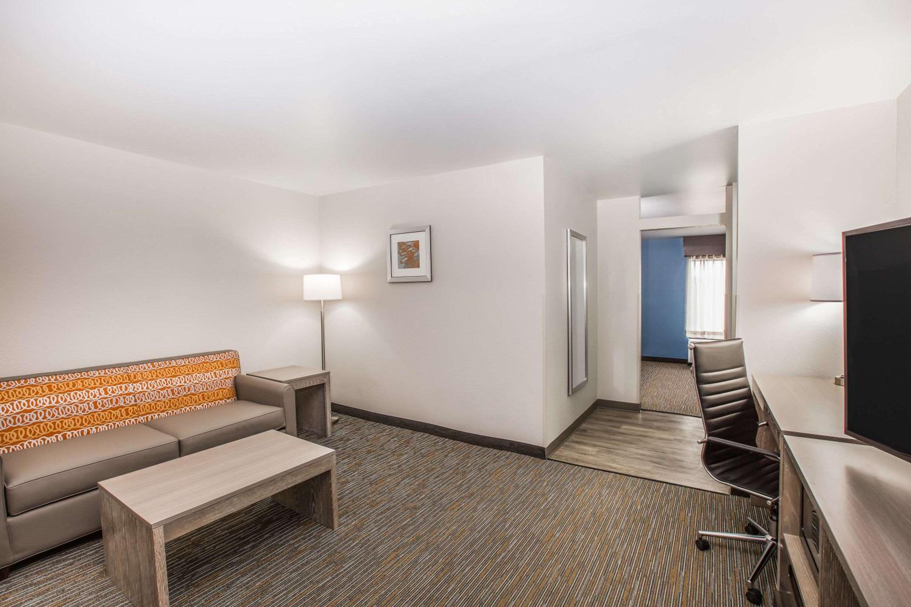 One-Bedroom King Suite - Non-Smoking - Photo 9