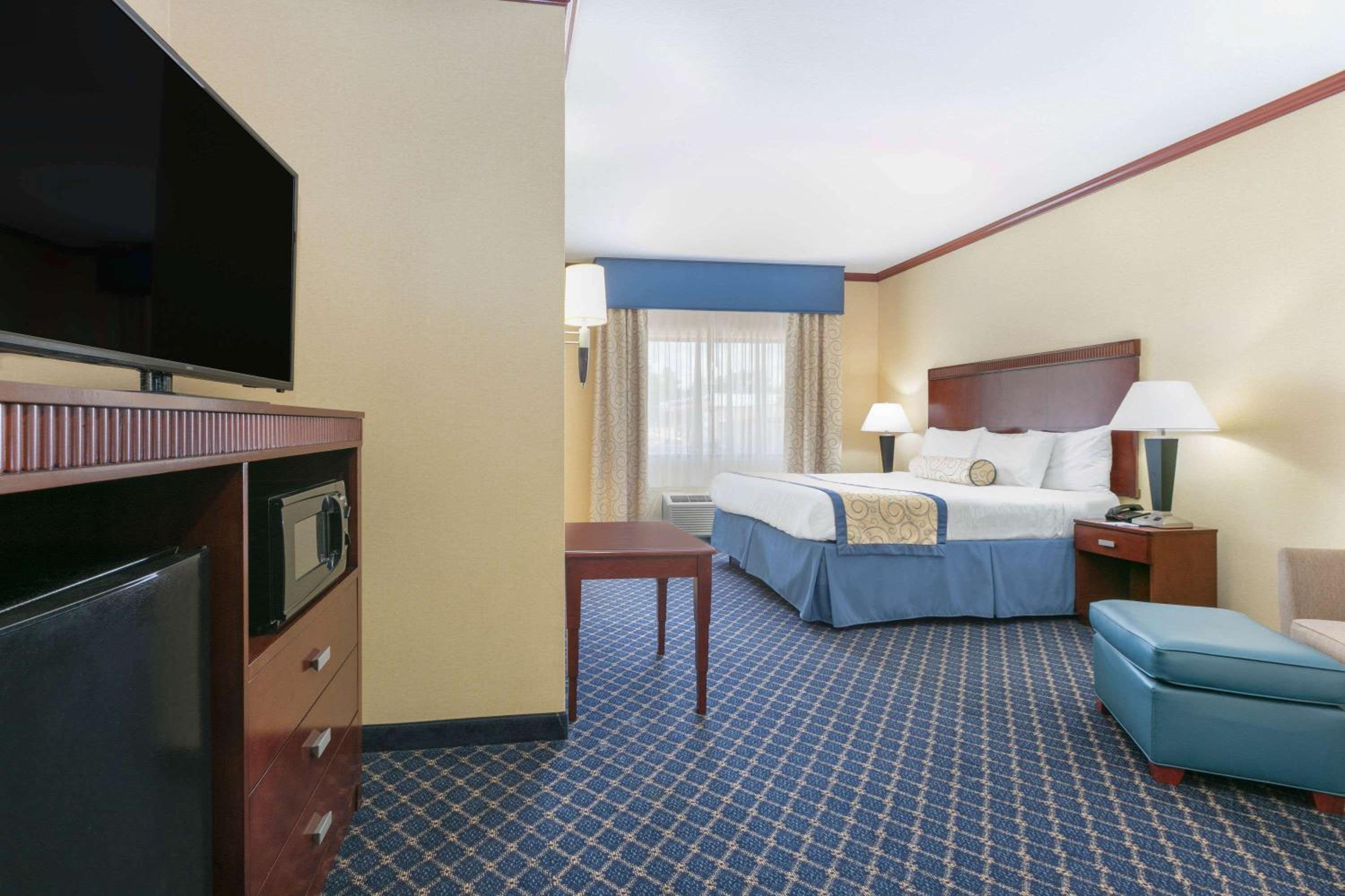 Studio King Suite - Non-Smoking - Photo 2