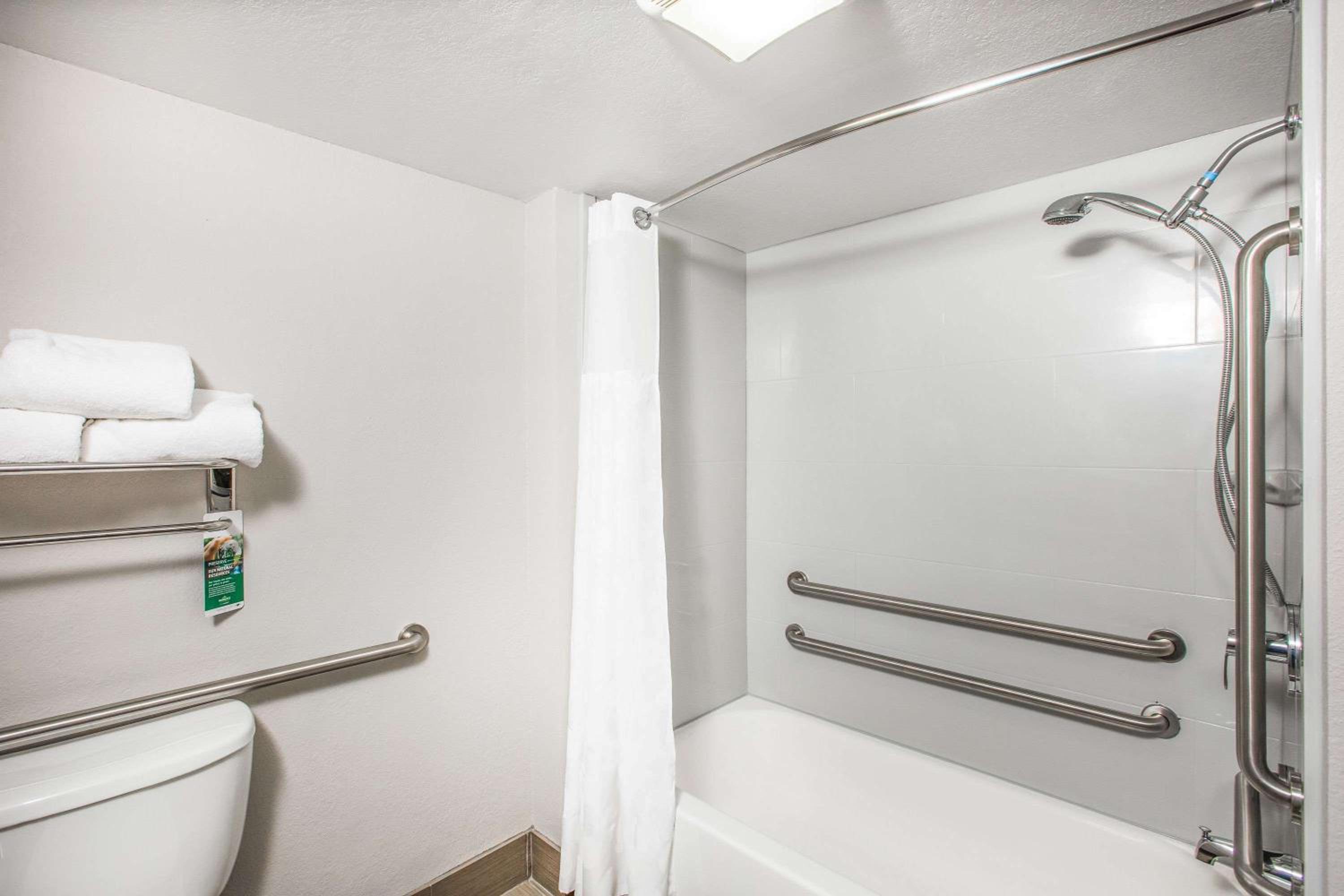 Queen Room with Two Queen Beds - Disability Access/Non-Smoking - Photo 4
