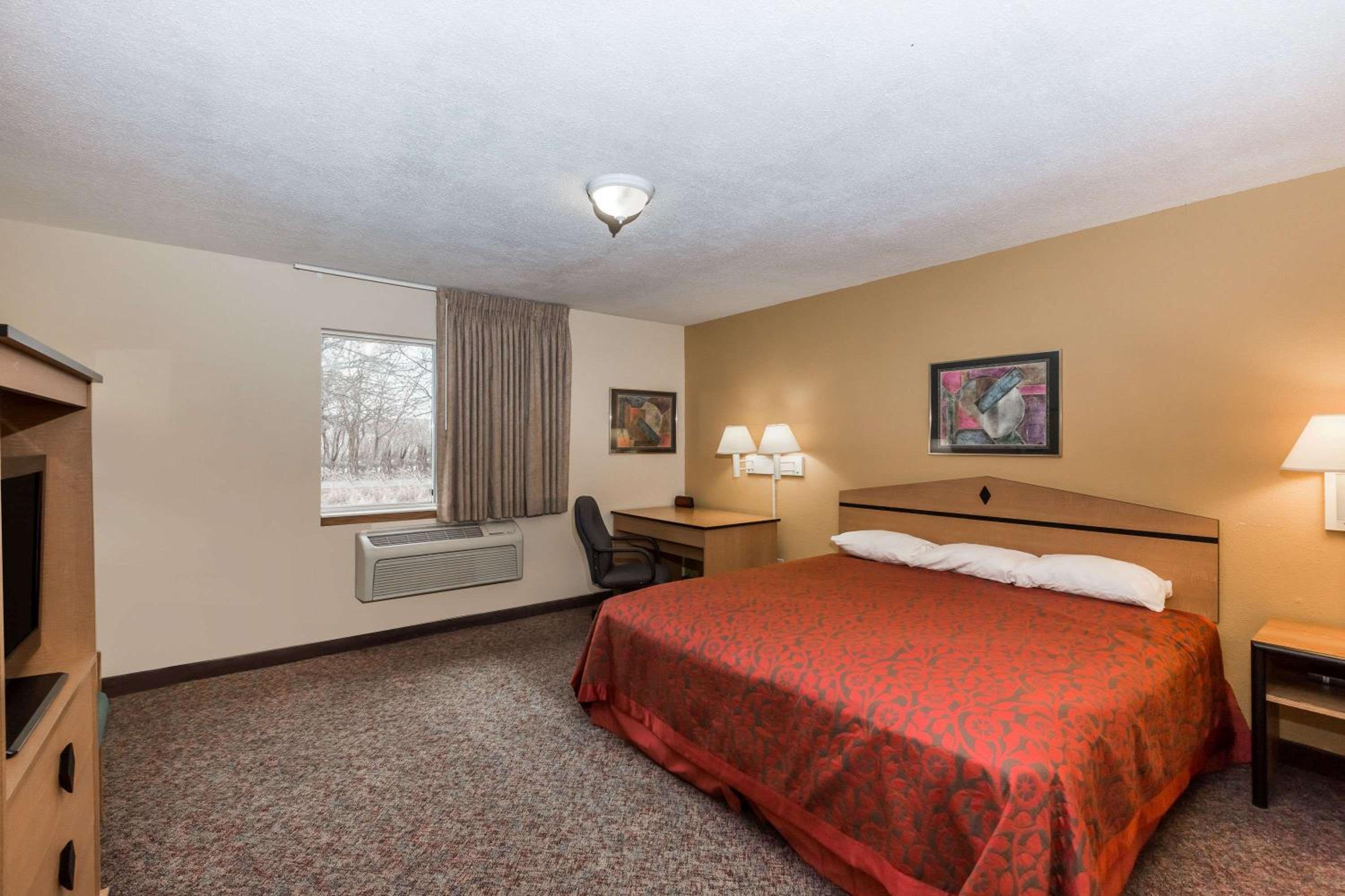 King Room - Non-Smoking photo 2