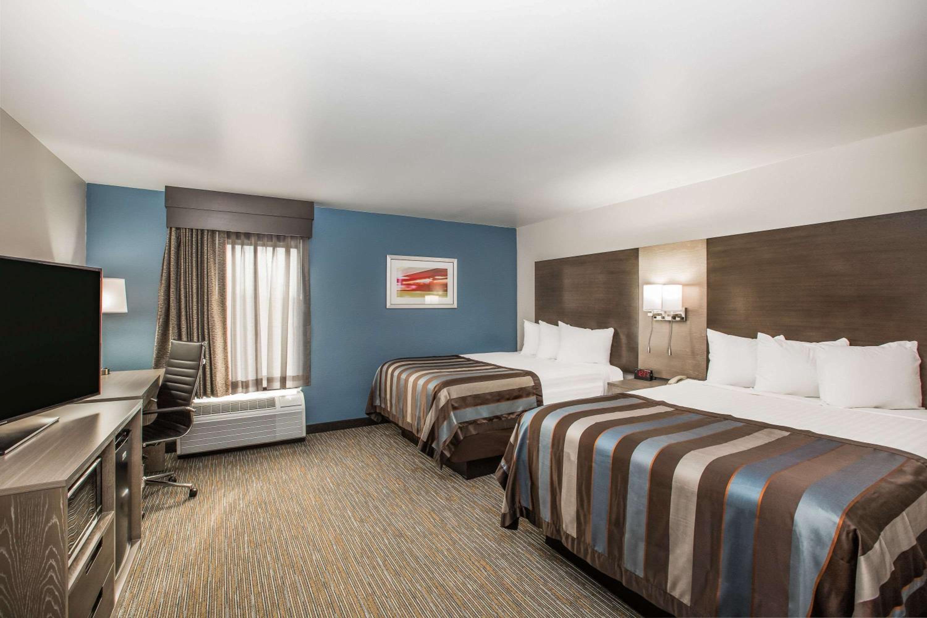 Queen Room with Two Queen Beds - Non-Smoking - Photo 8