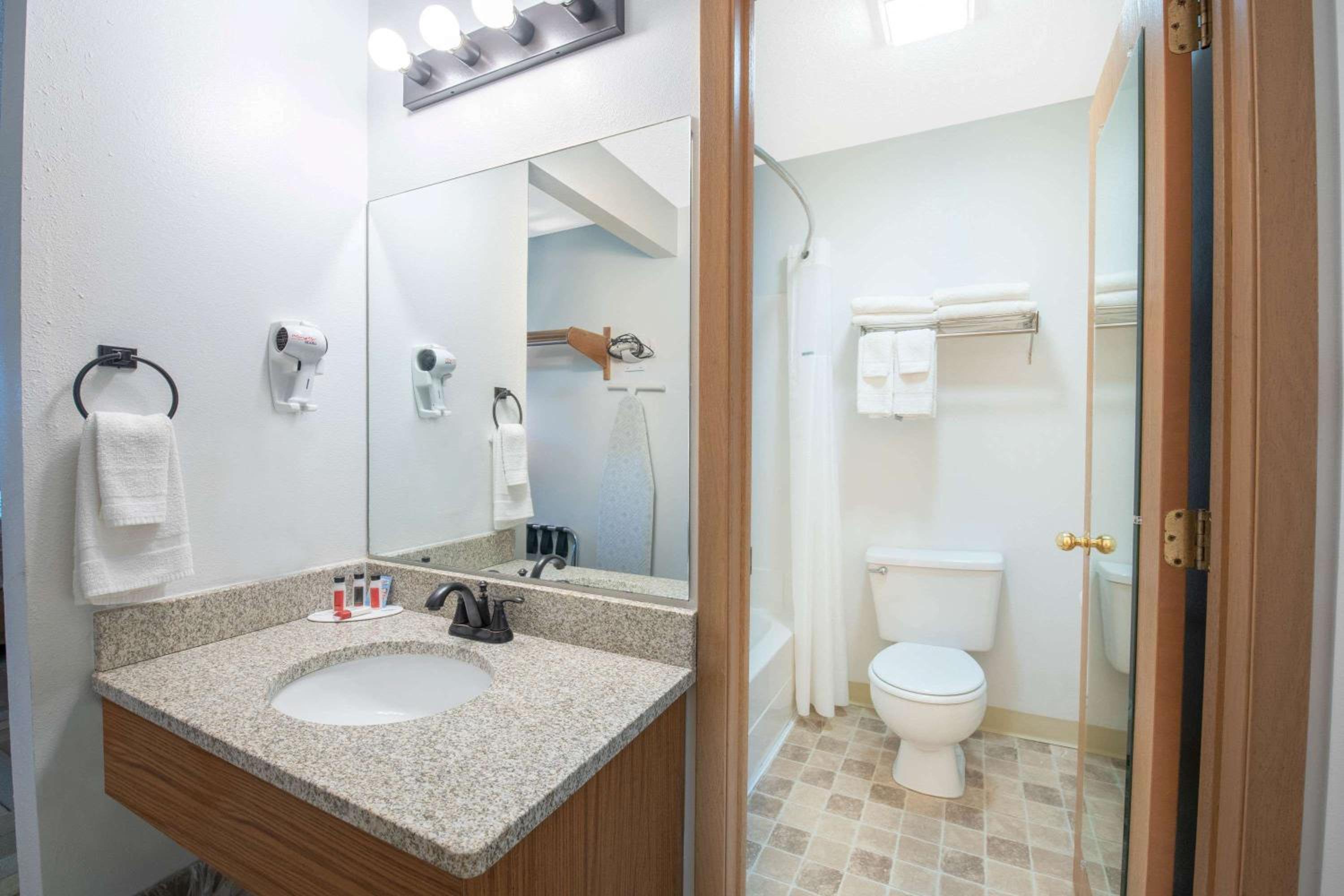 King Suite - Non-Smoking - Photo 2
