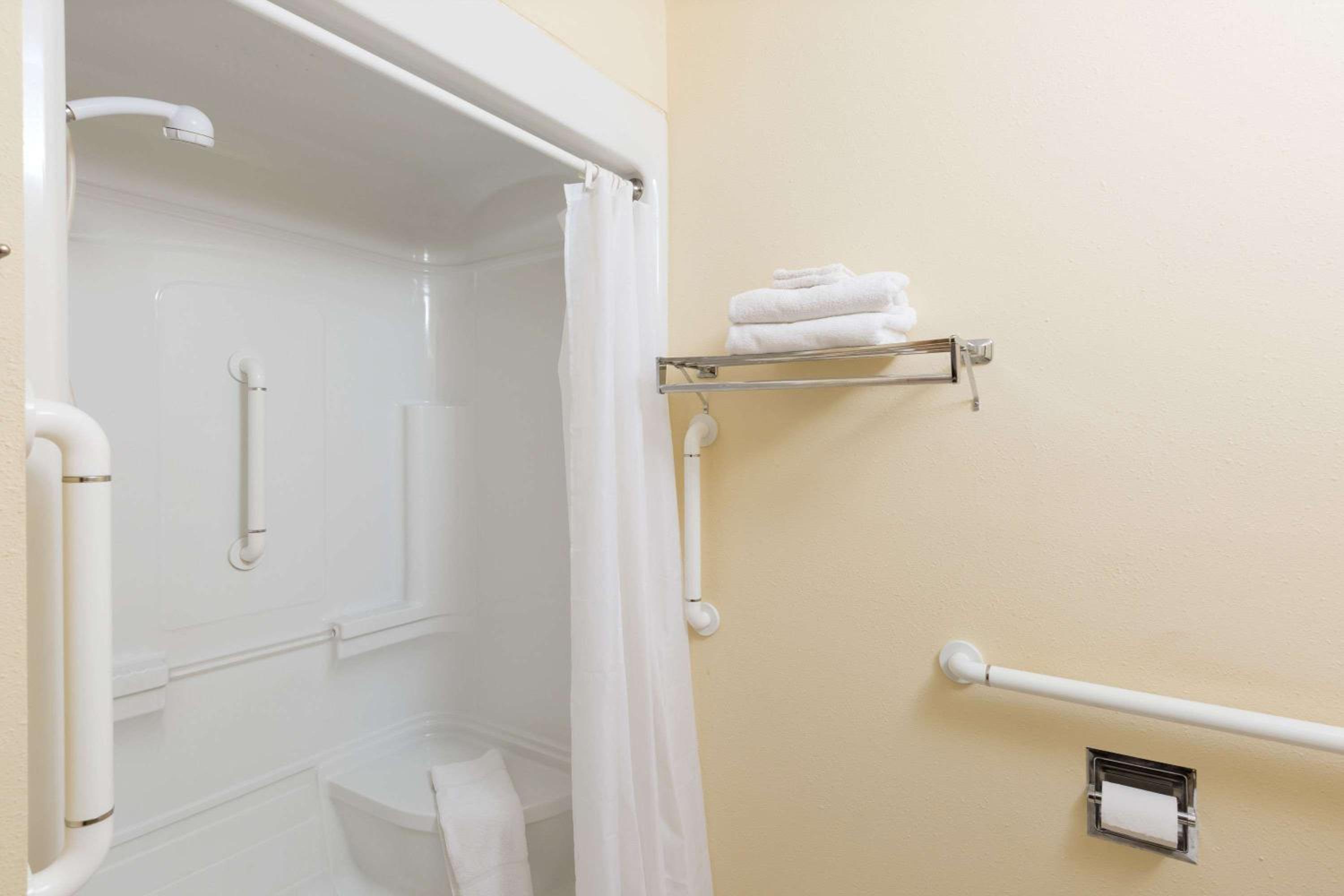 Queen Room - Mobility Access/Smoking