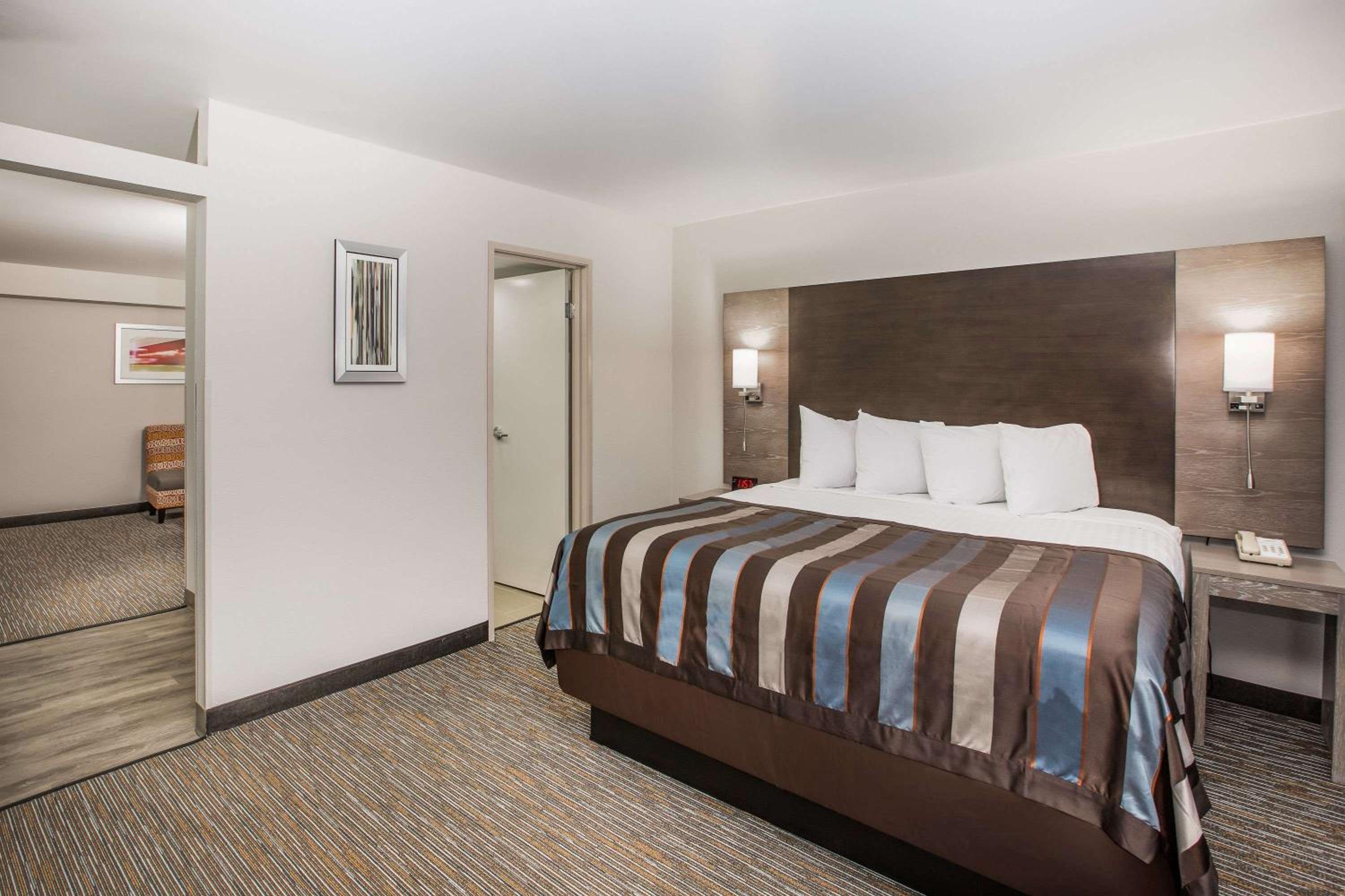 One-Bedroom King Suite - Non-Smoking - Photo 11