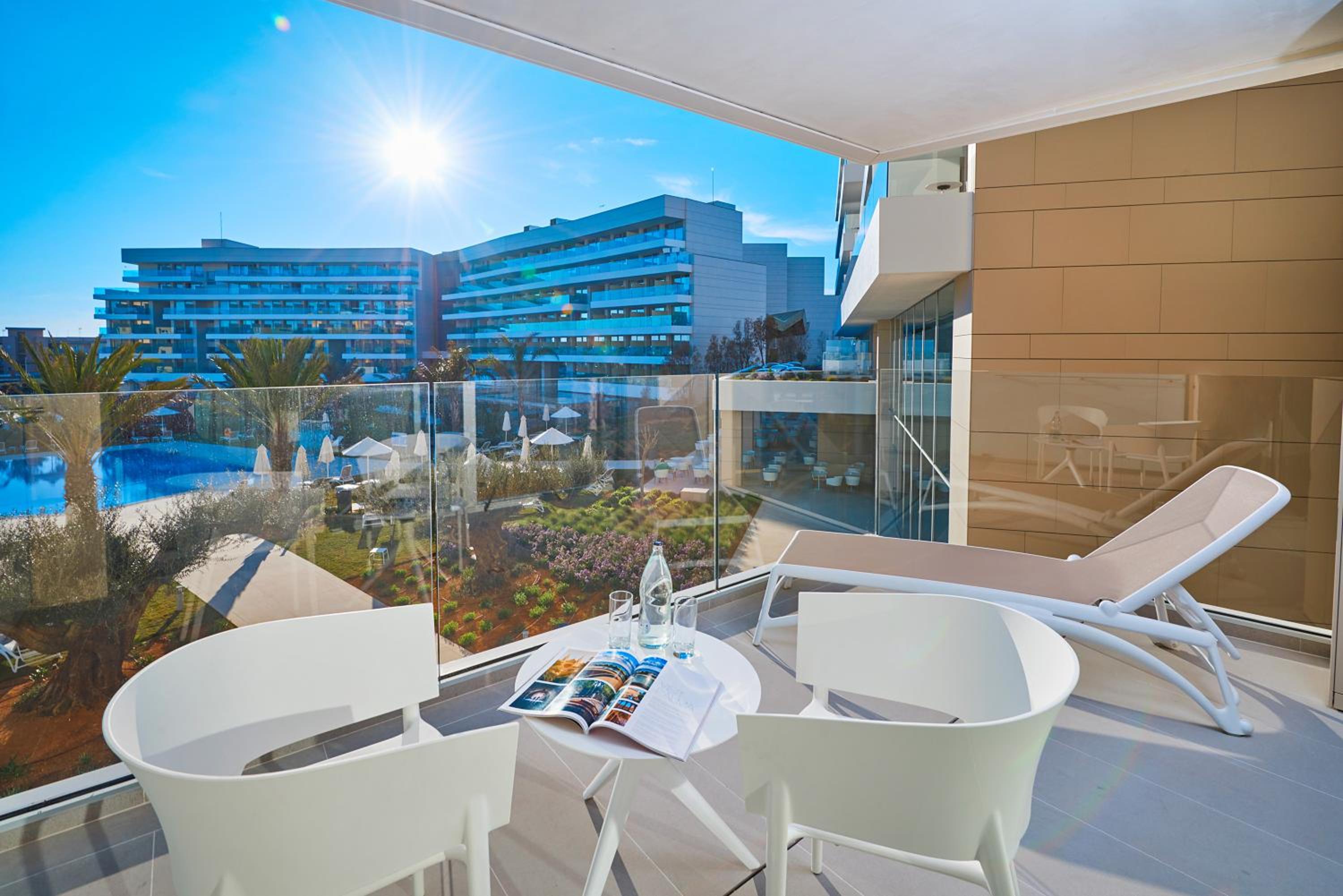 Suite Junior con vista a la piscina