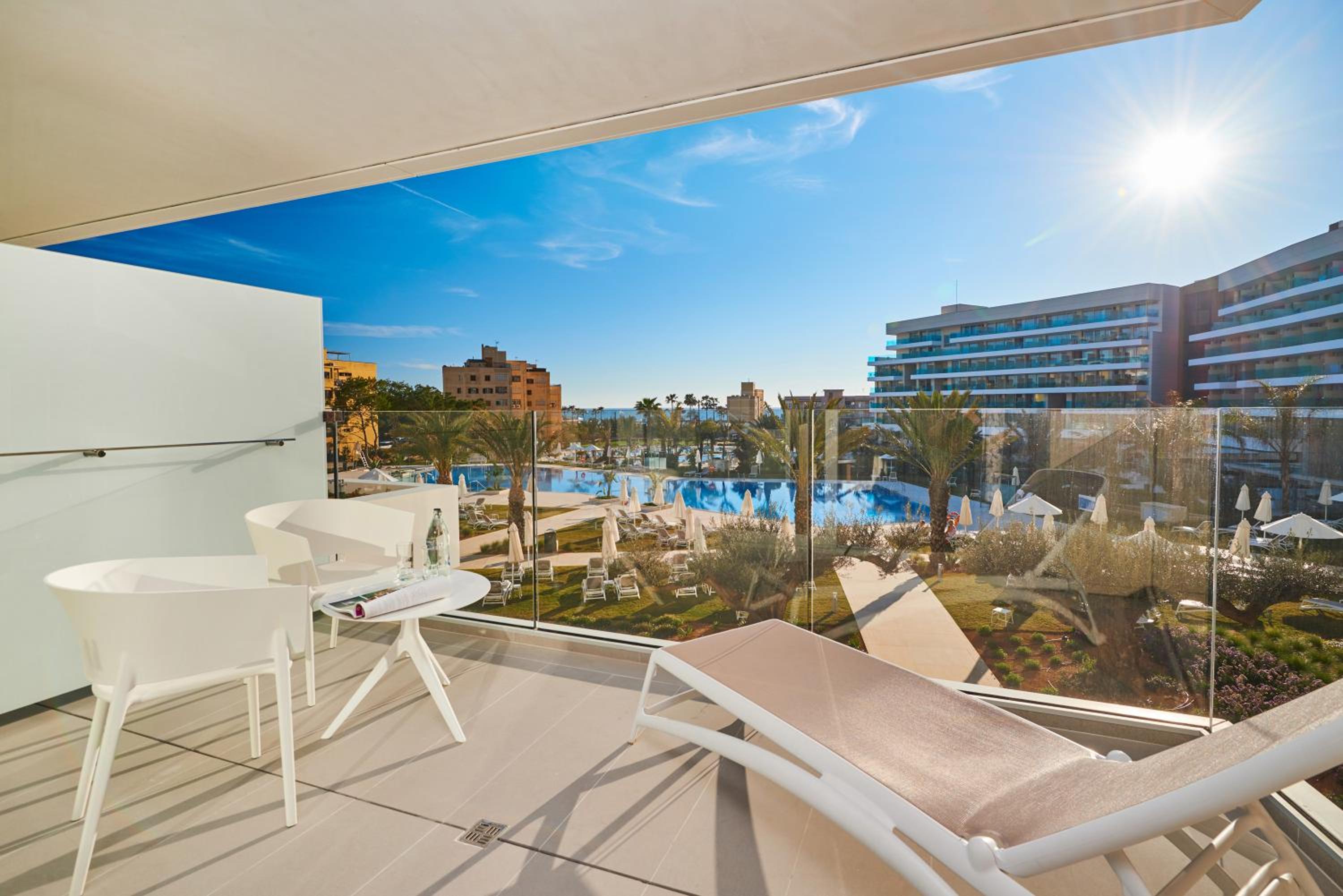 Suite Junior con vista a la piscina