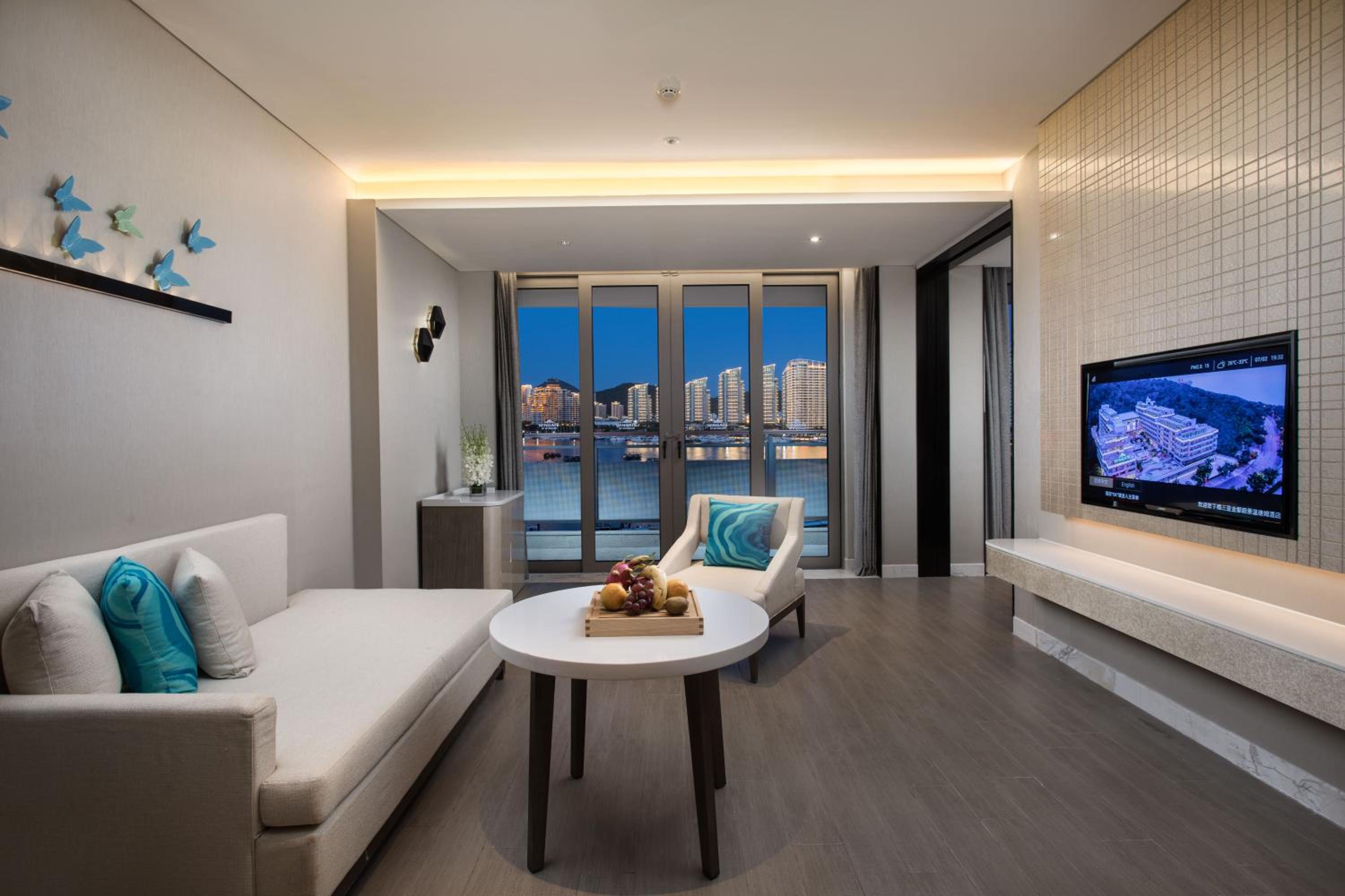 Deluxe Harbor View Suite King