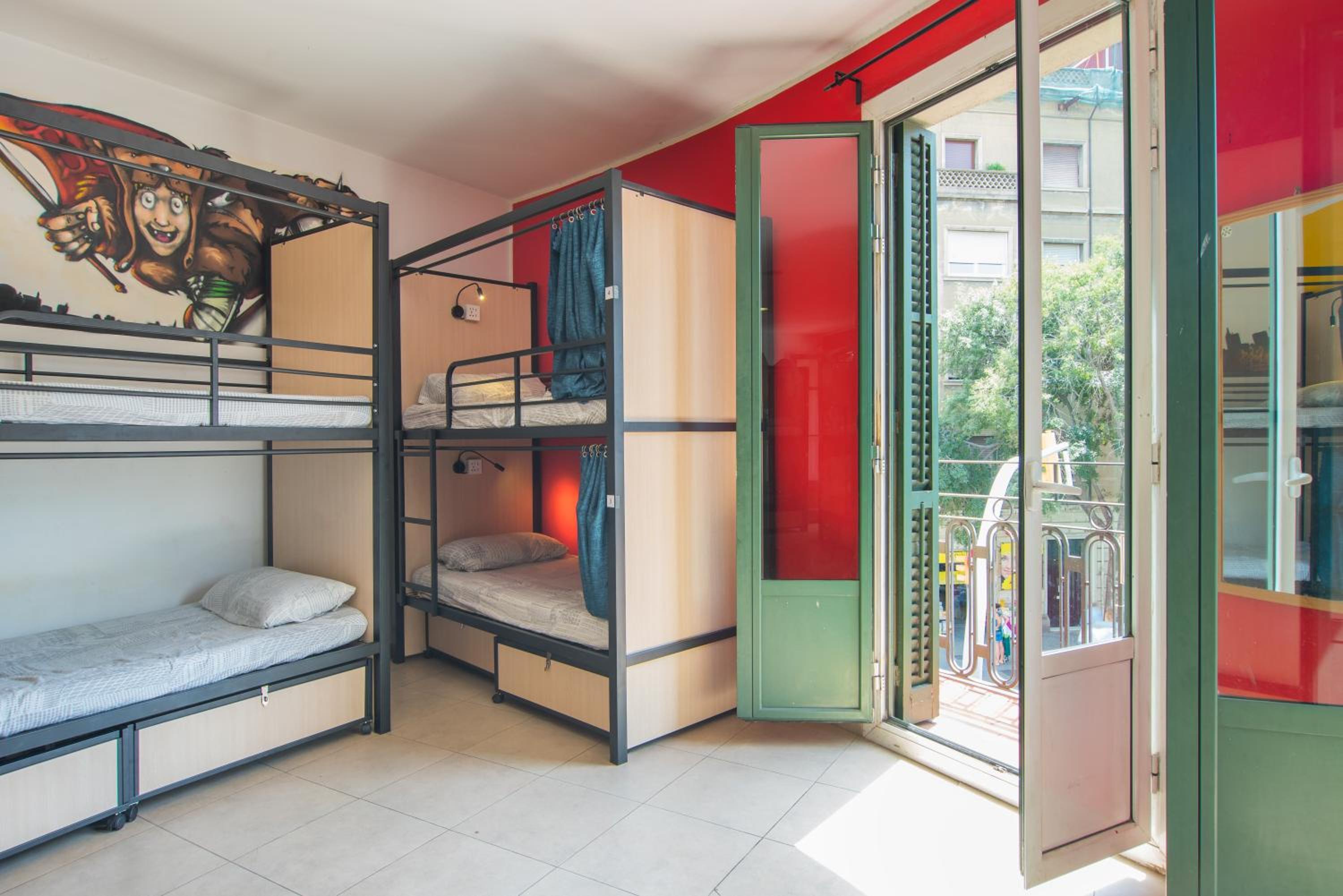 Cama en habitación compartida de 10 camas para mujeres con baño ensuite.