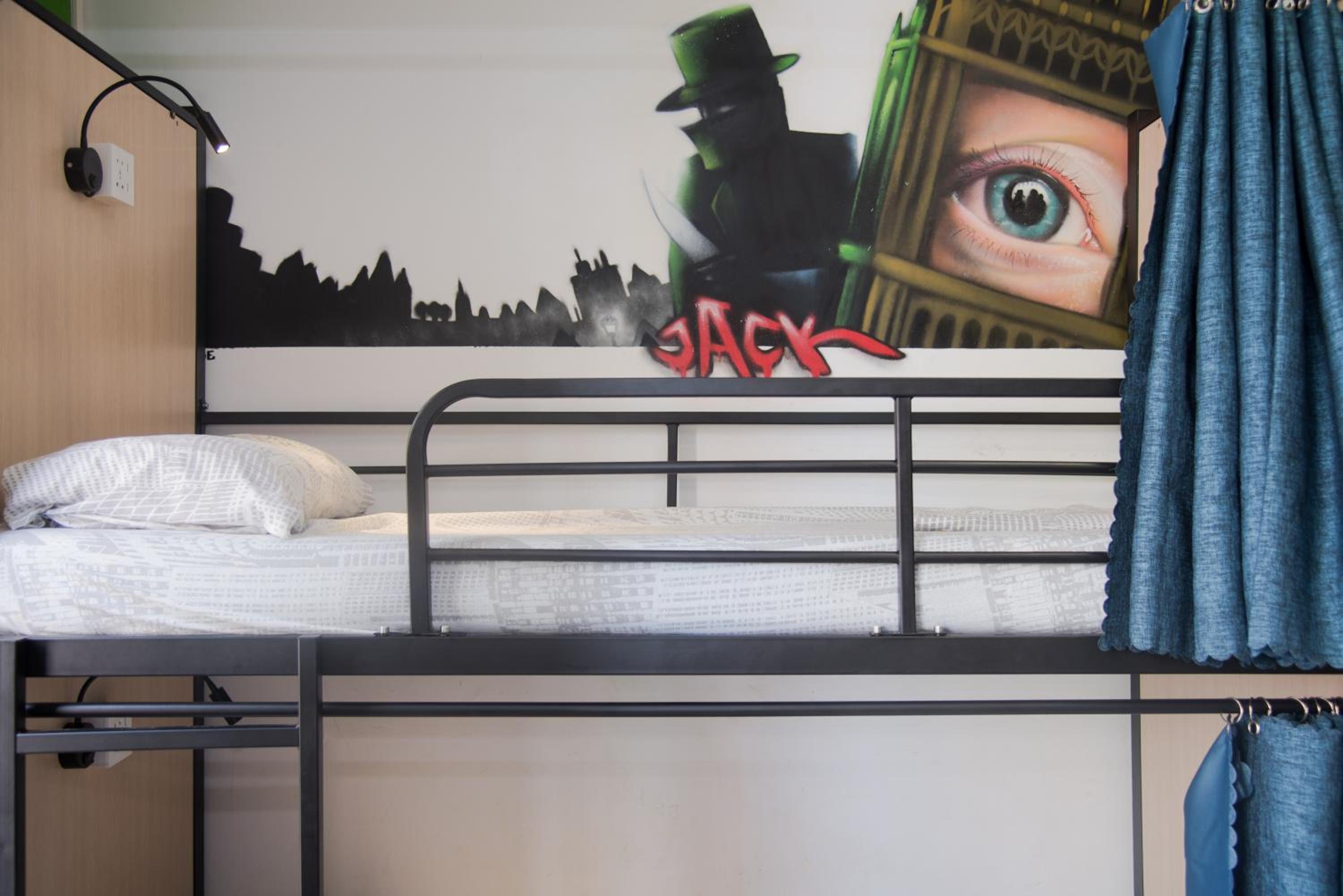 Cama en Habitación Compartida Mixta de 8 Camas con Baño Privado