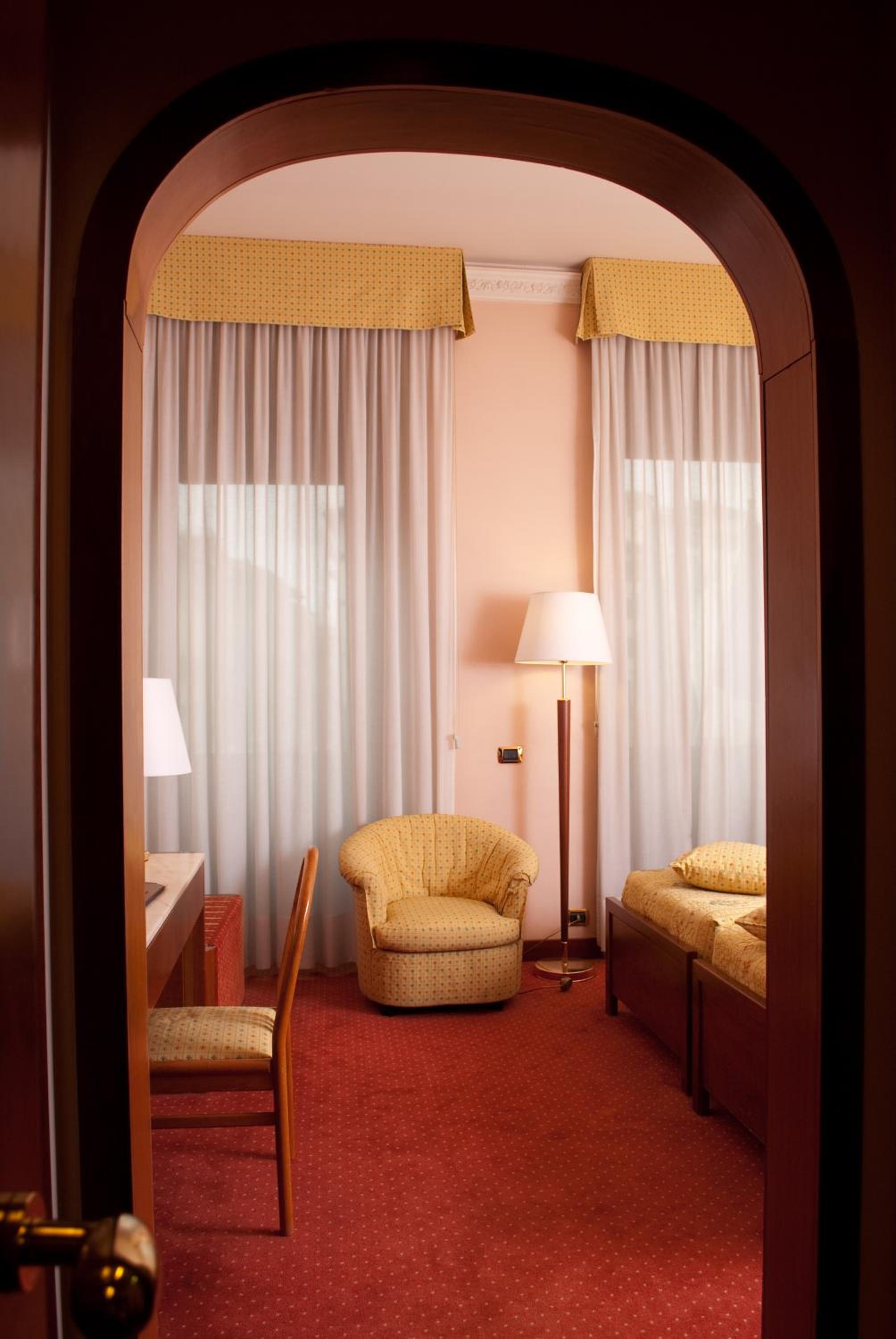 Classic Single Room thumbnail 6