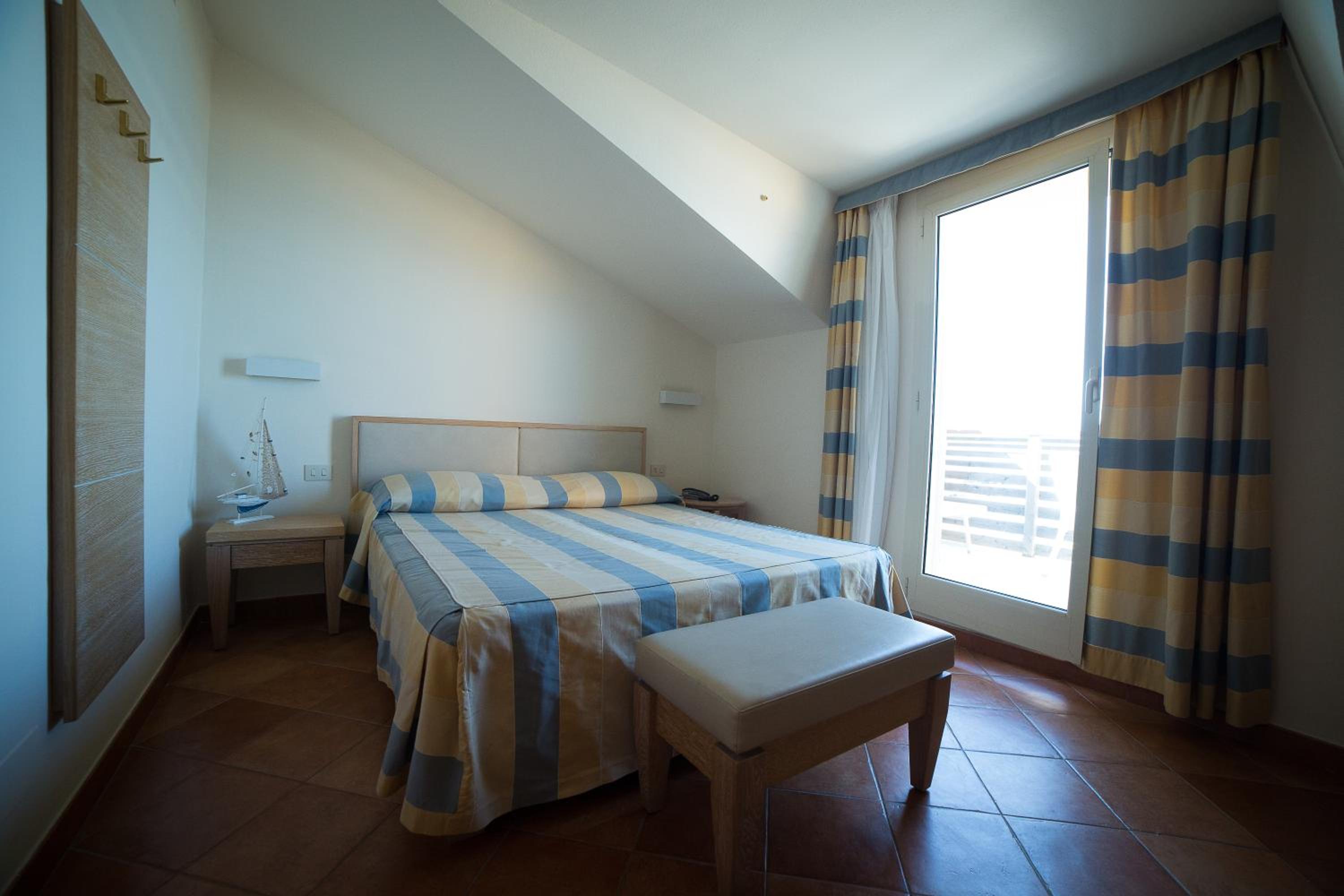 Deluxe Double Room with Balcony and Sea View photo 2
