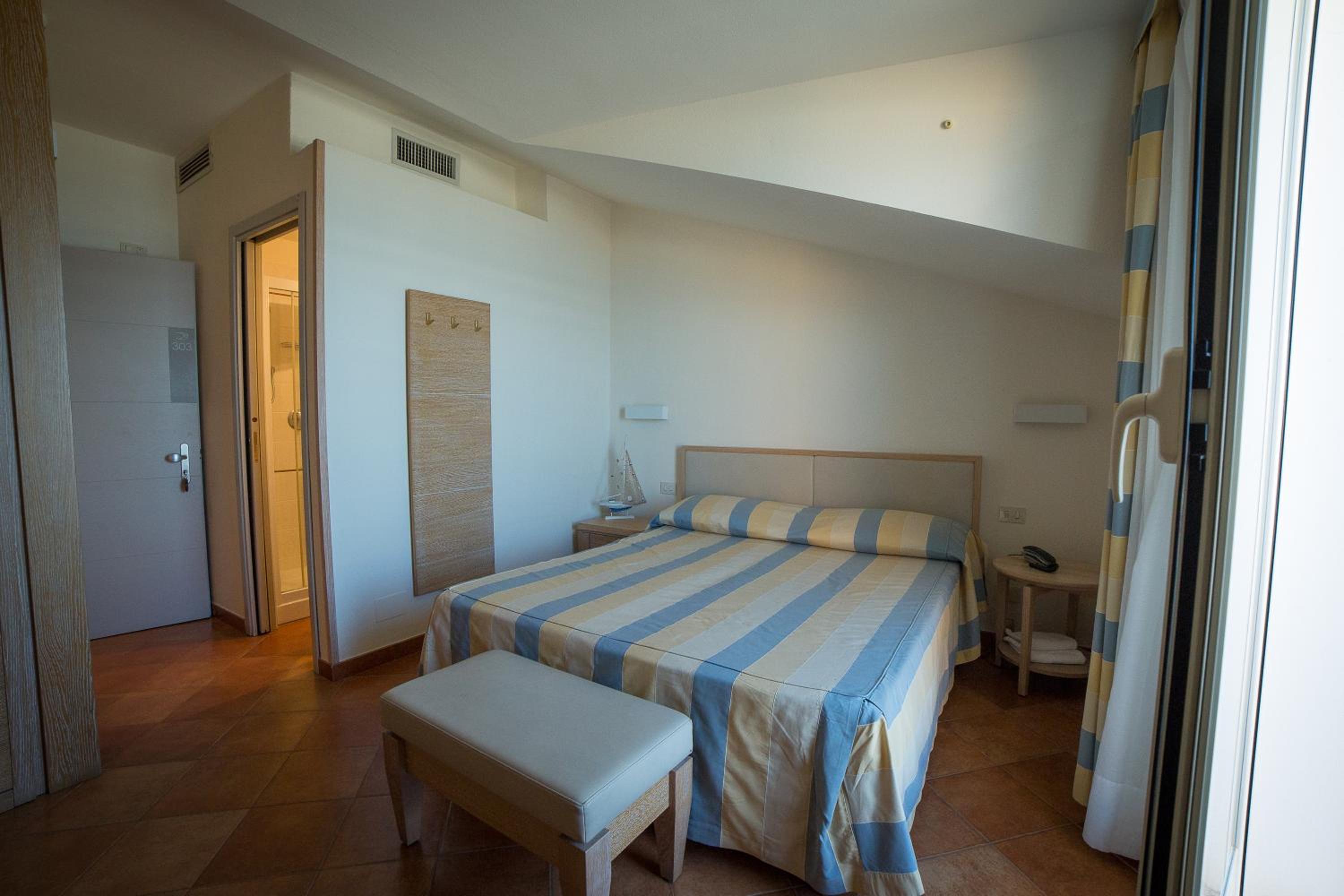 Deluxe Double Room with Balcony and Sea View photo 3