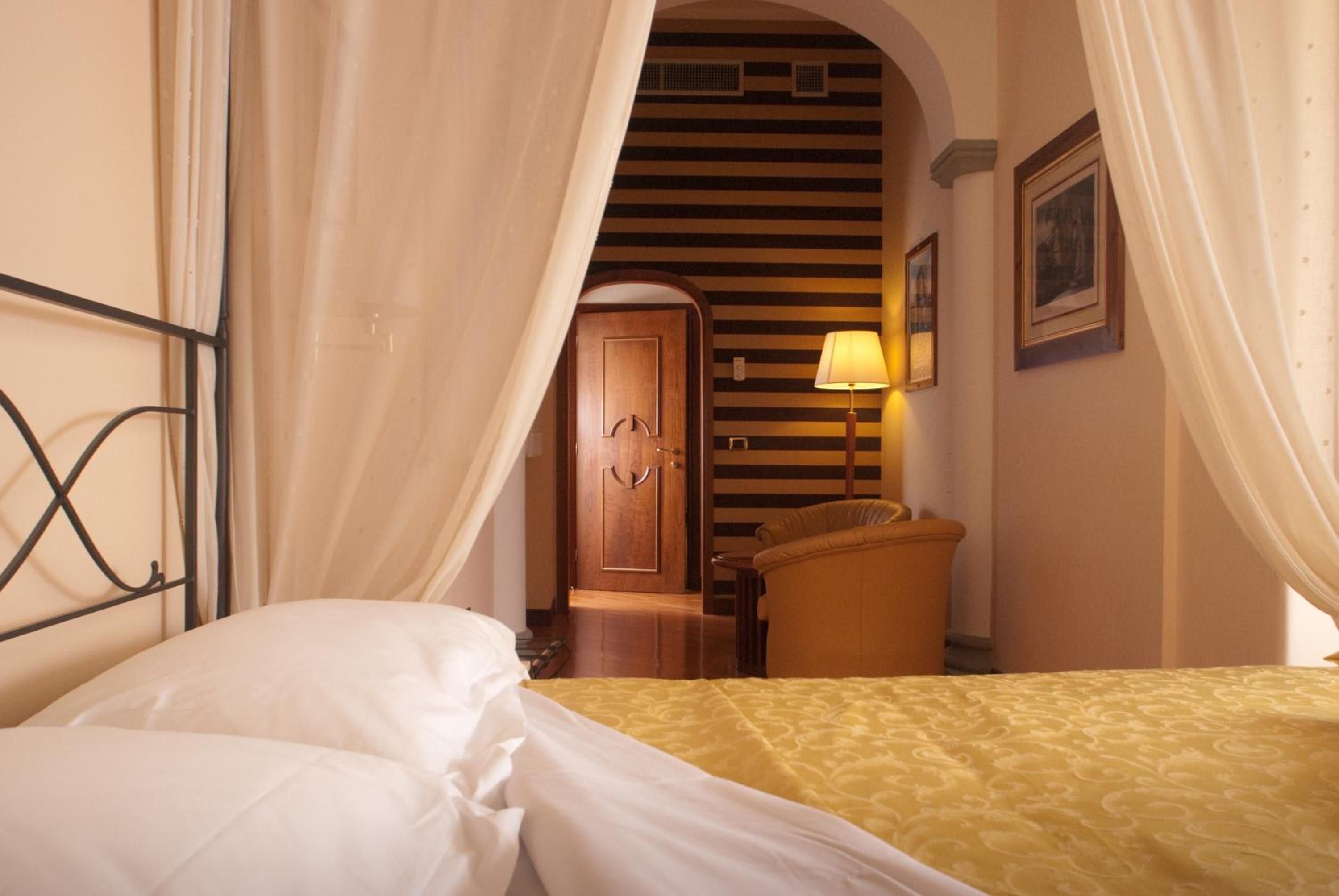 Classic Double or Twin Room - Photo 5