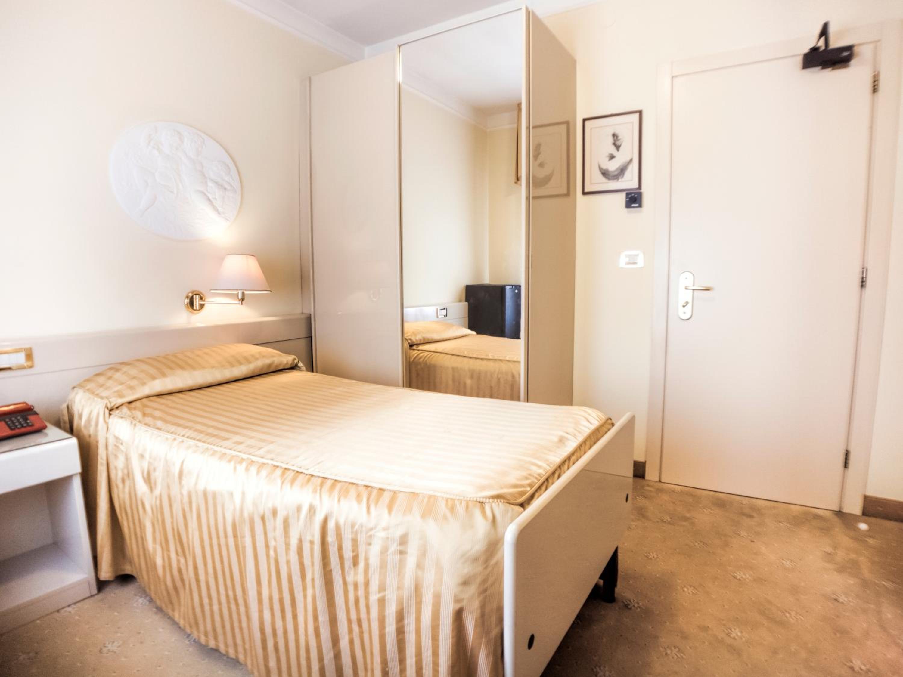 Small Single Room photo 3