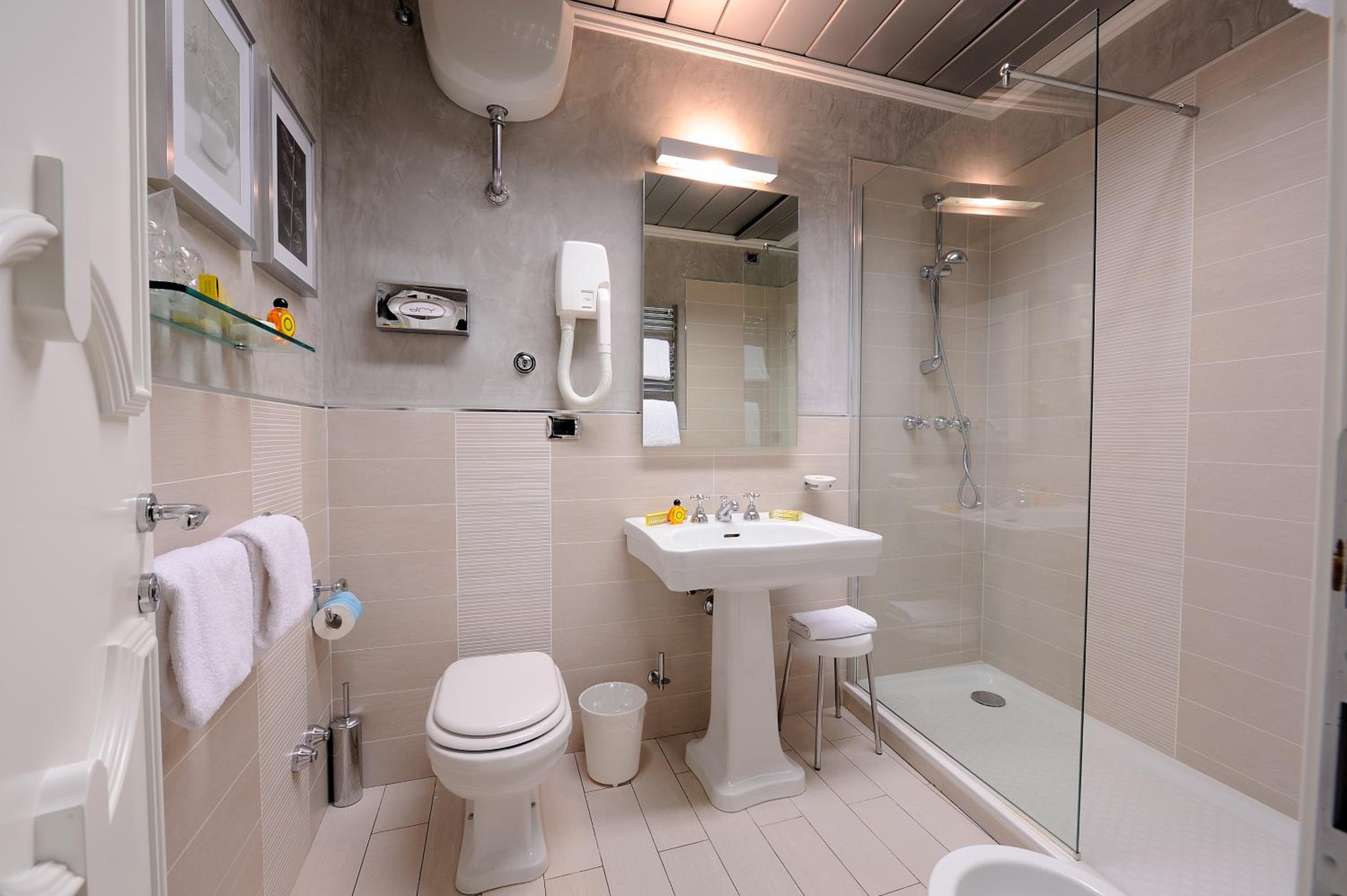 Classic Double or Twin Room - Photo 14