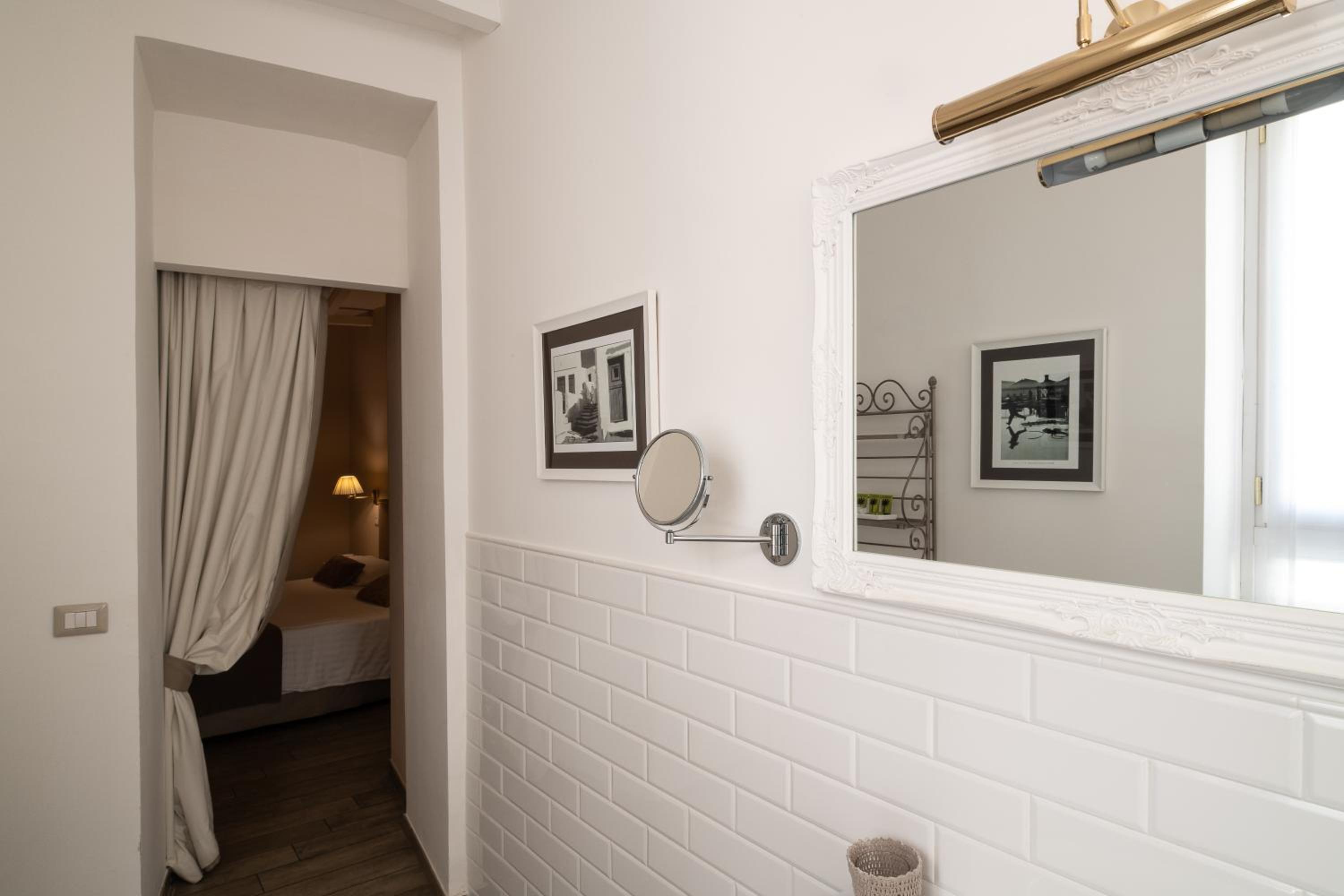 Deluxe Double Room with Bath, photo 7