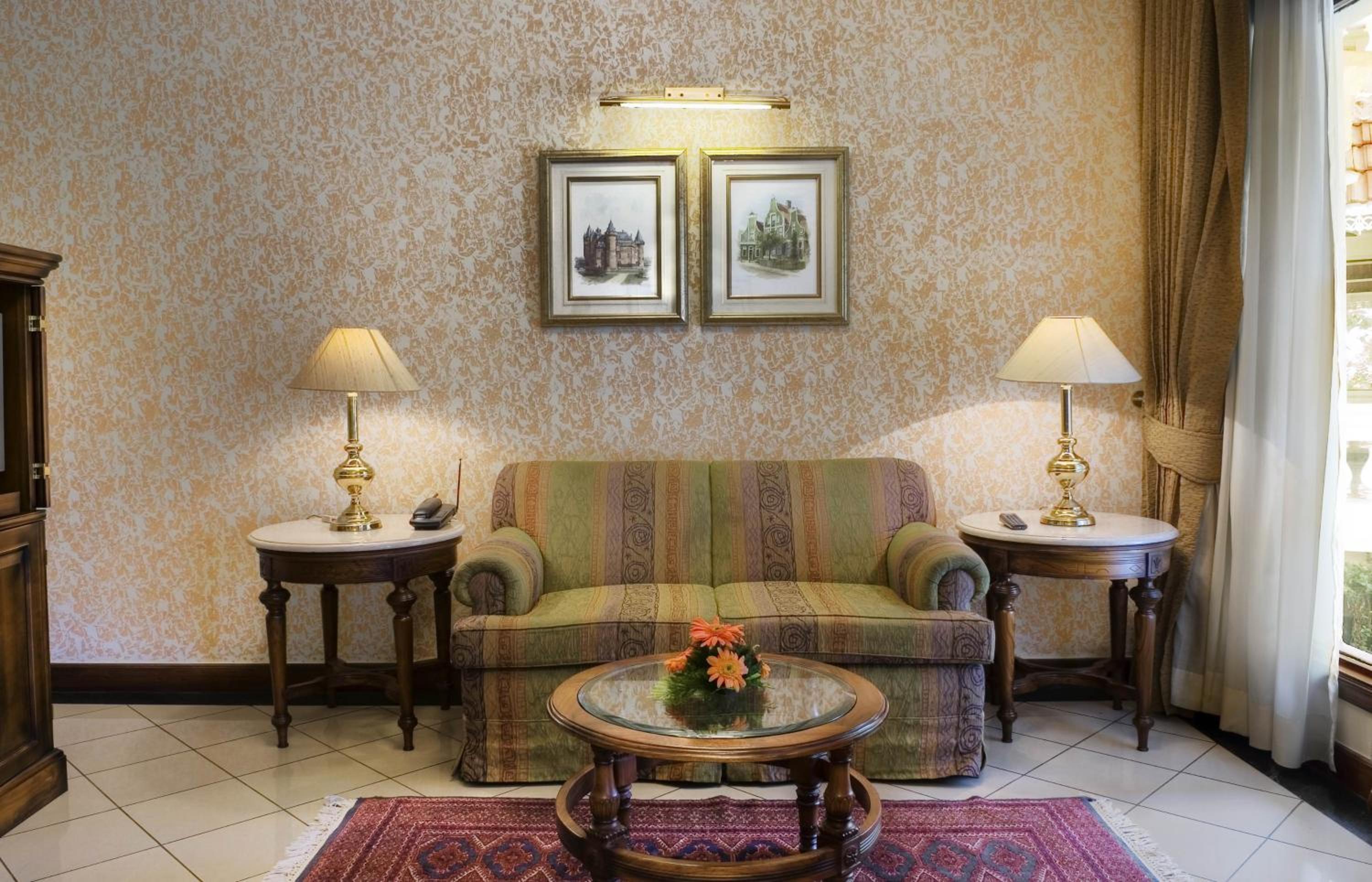Executive Suite - - 10% Discount on Foods & Soft Beverages* | 15% Discounts on Laundry Services* | INR 500 spa credit during your stay on selective Massage services. TnC Apply.* | Free Mini-bar - 2 cans of soft Beverages (Once on Arrival) - Photo 1