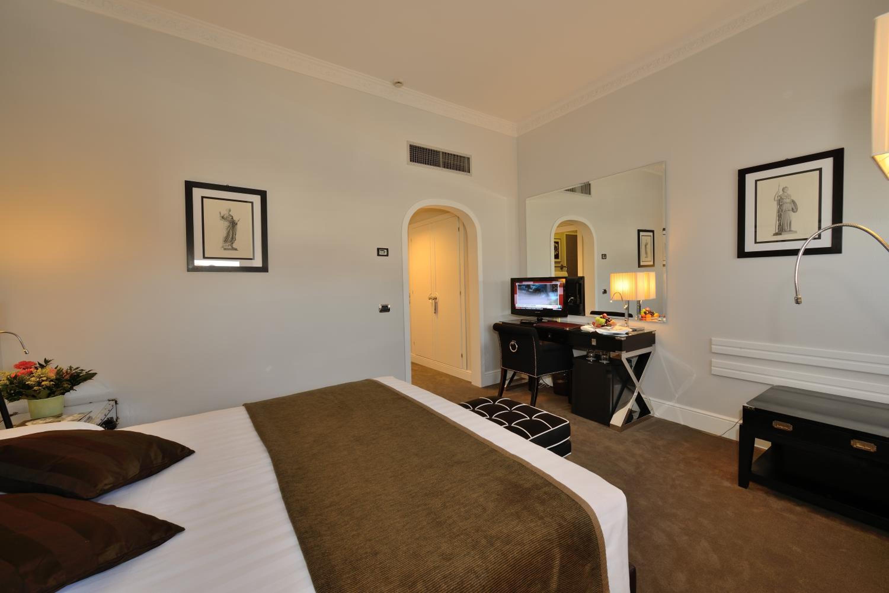 Classic Double or Twin Room - Photo 12