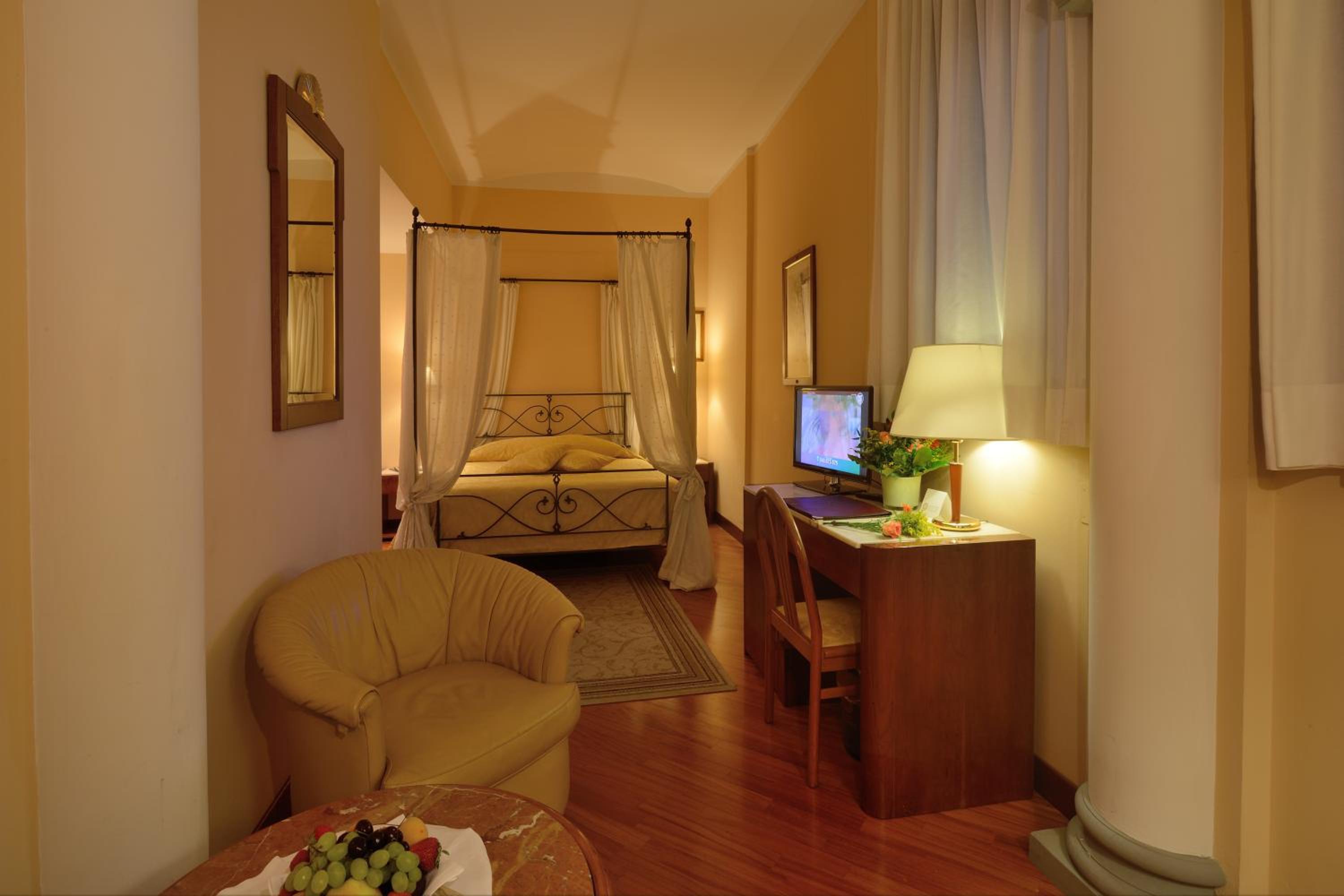 Classic Double or Twin Room - Photo 11