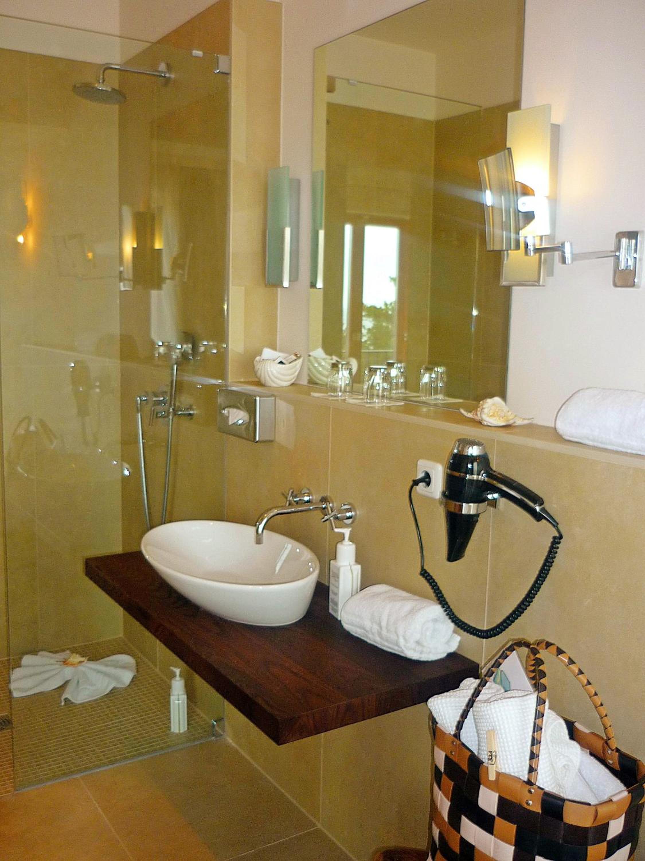 Deluxe Sea Room