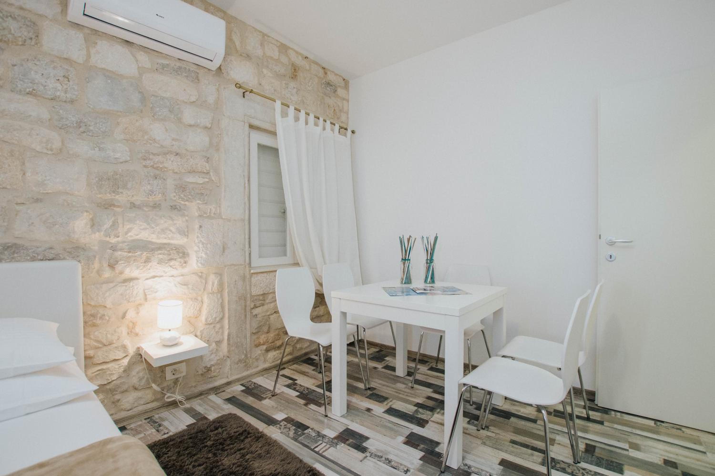 Apartment with Balcony - Photo 14