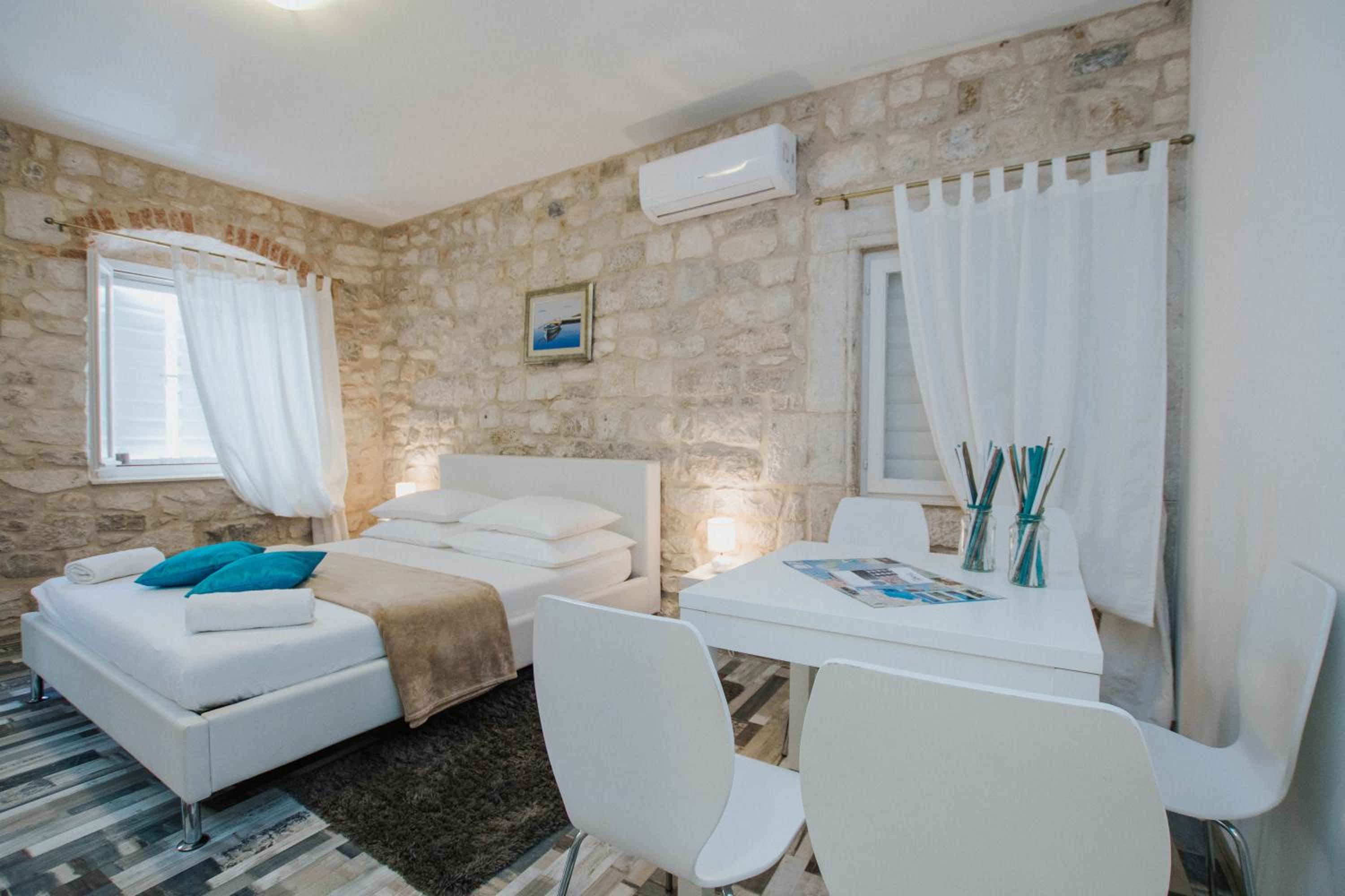 Apartment with Balcony - Photo 16