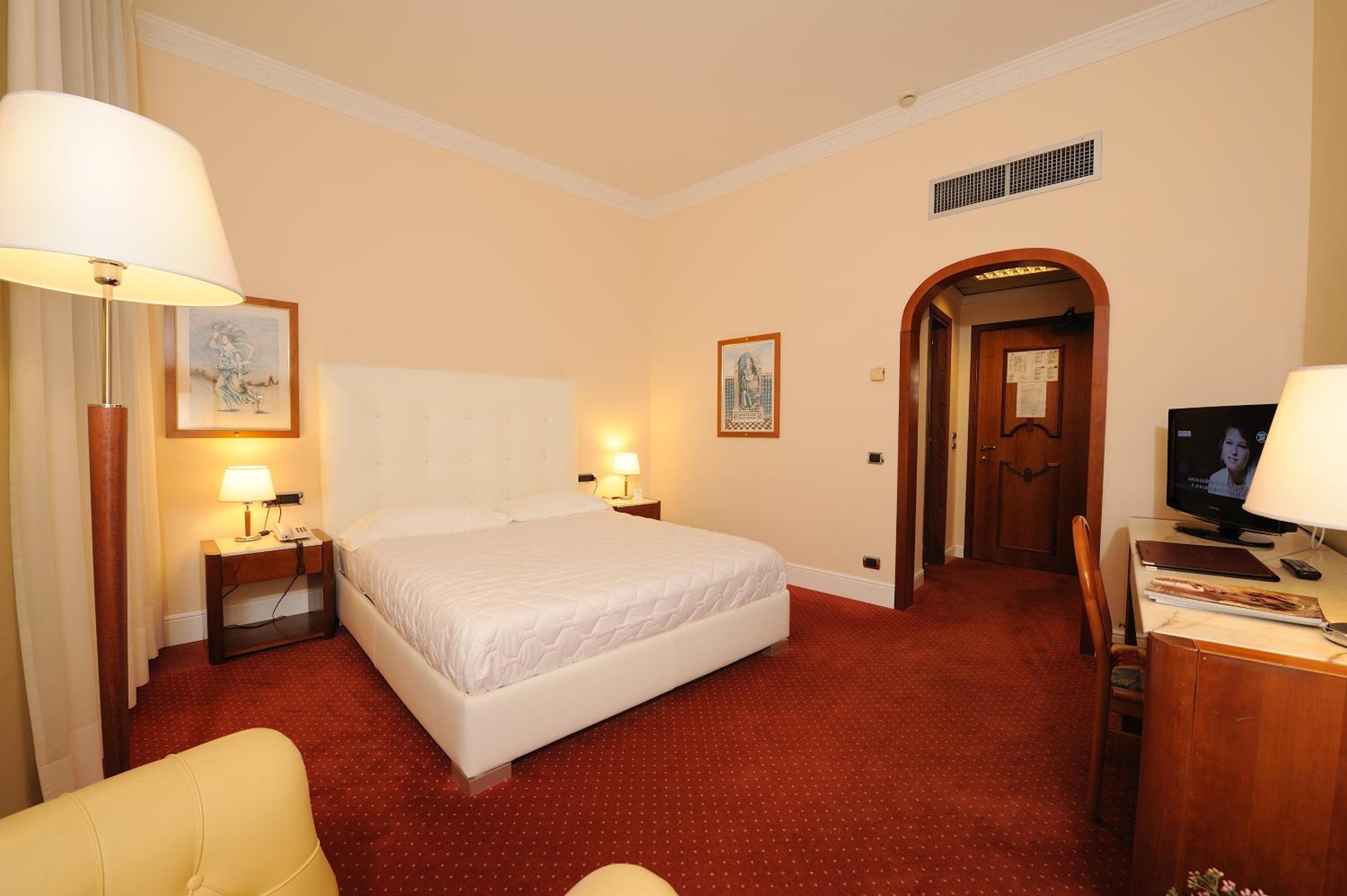 Classic Double or Twin Room - Photo 3