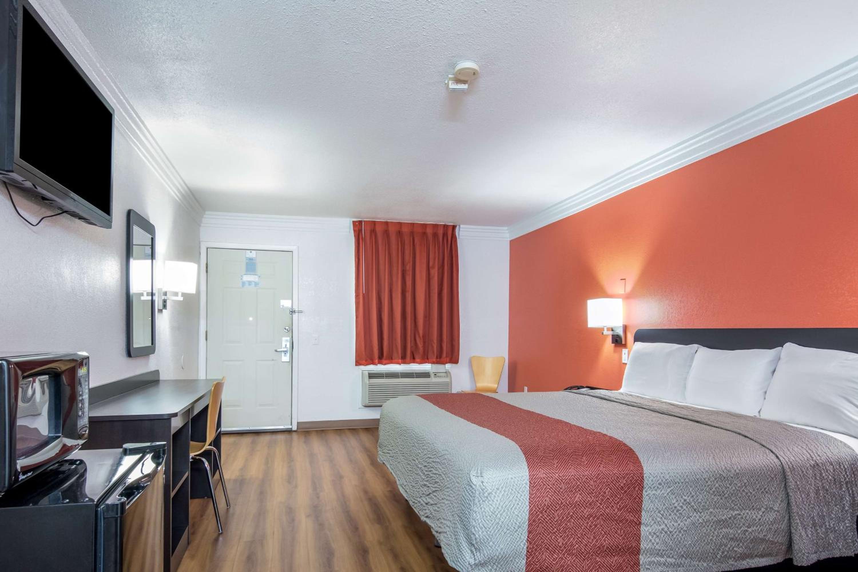 King Room - Disability Access - Non-Smoking photo 3