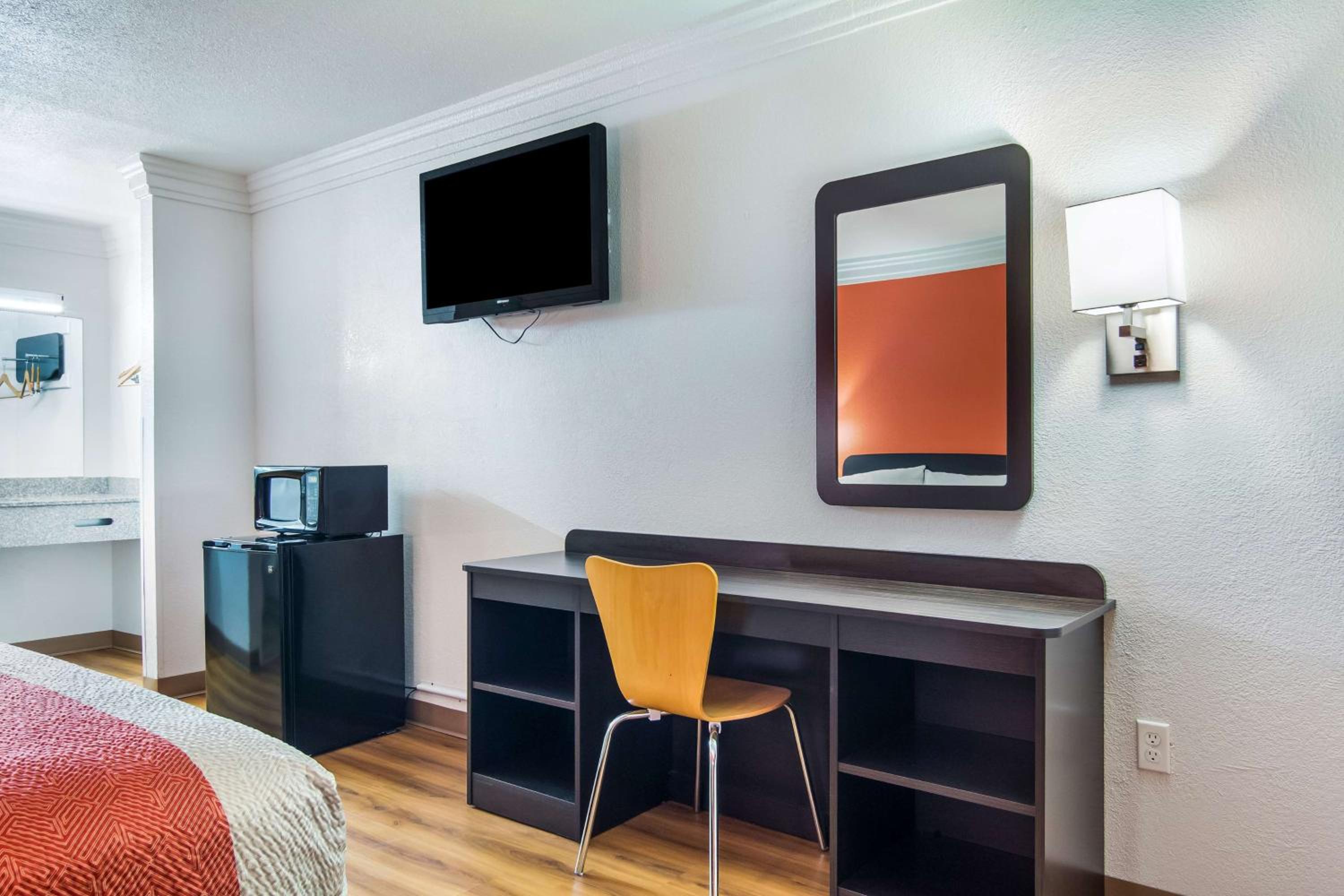 Deluxe King Room - Non-Smoking photo 2