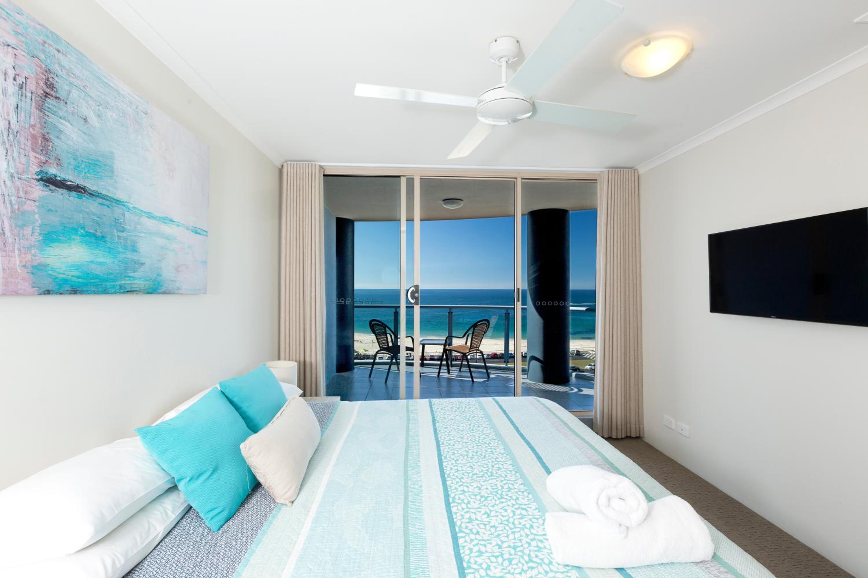 Three-Bedroom Sub-Penthouse Apartment - Level 9 photo 3