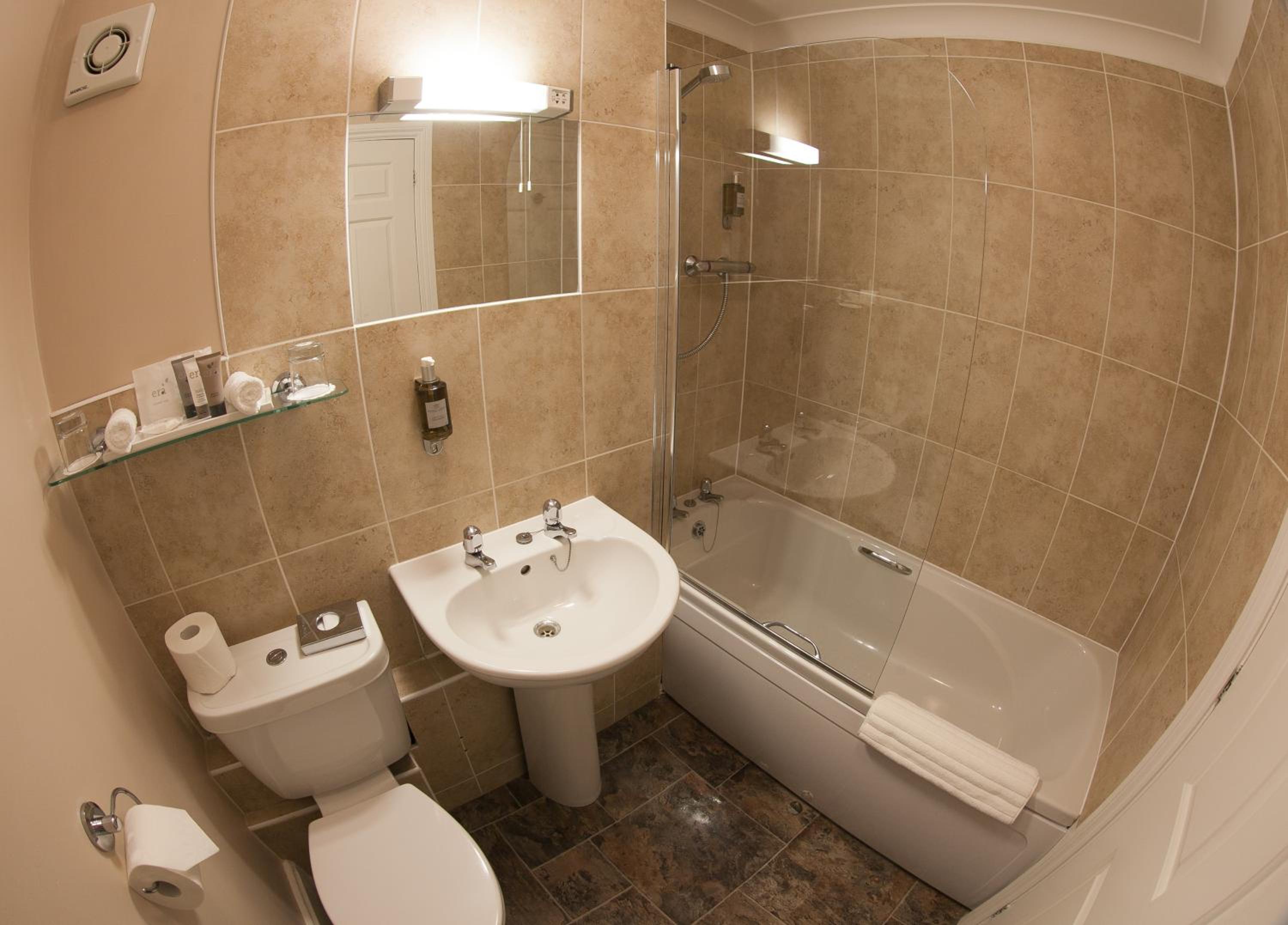 Large Room with One Double and One Single Bed - Photo 4