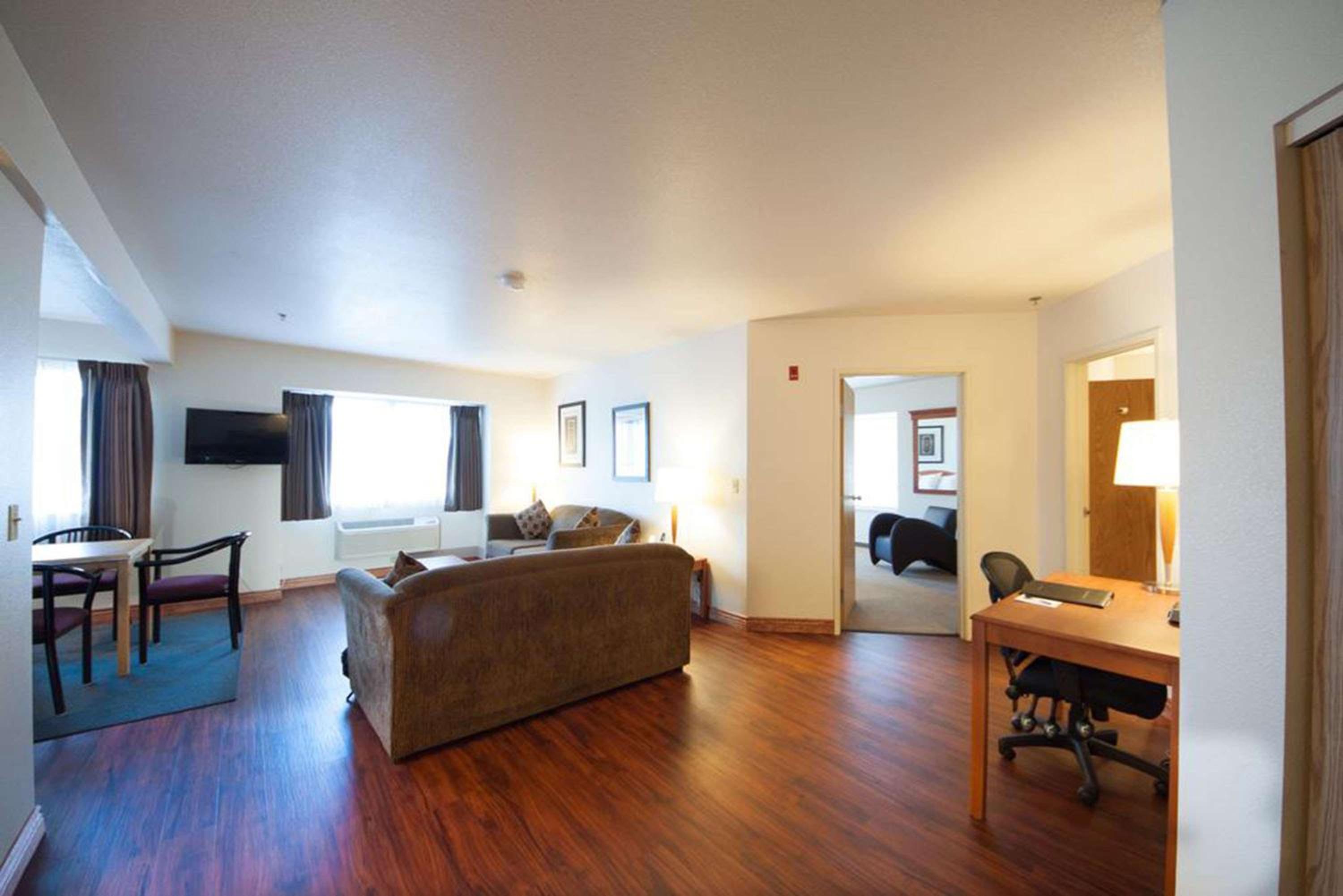 King Suite with Mountain View - Non-Smoking