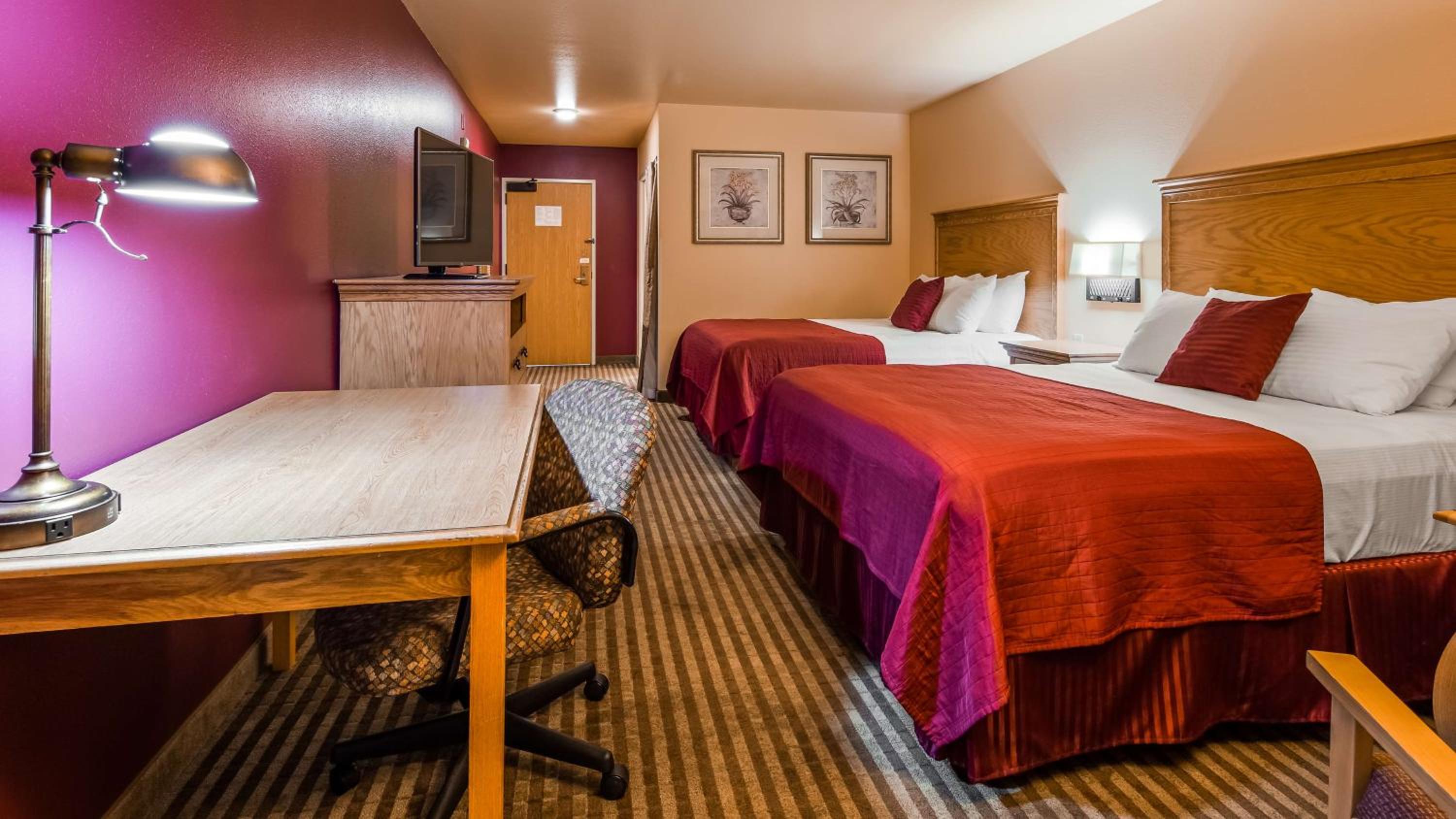 Queen Suite with Two Queen Beds and Sofa - Non-Smoking - Photo 2