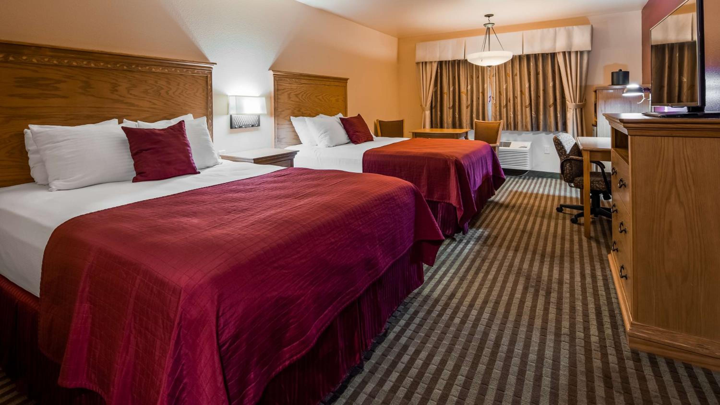 Queen Suite with Two Queen Beds and Sofa - Non-Smoking - Photo 3